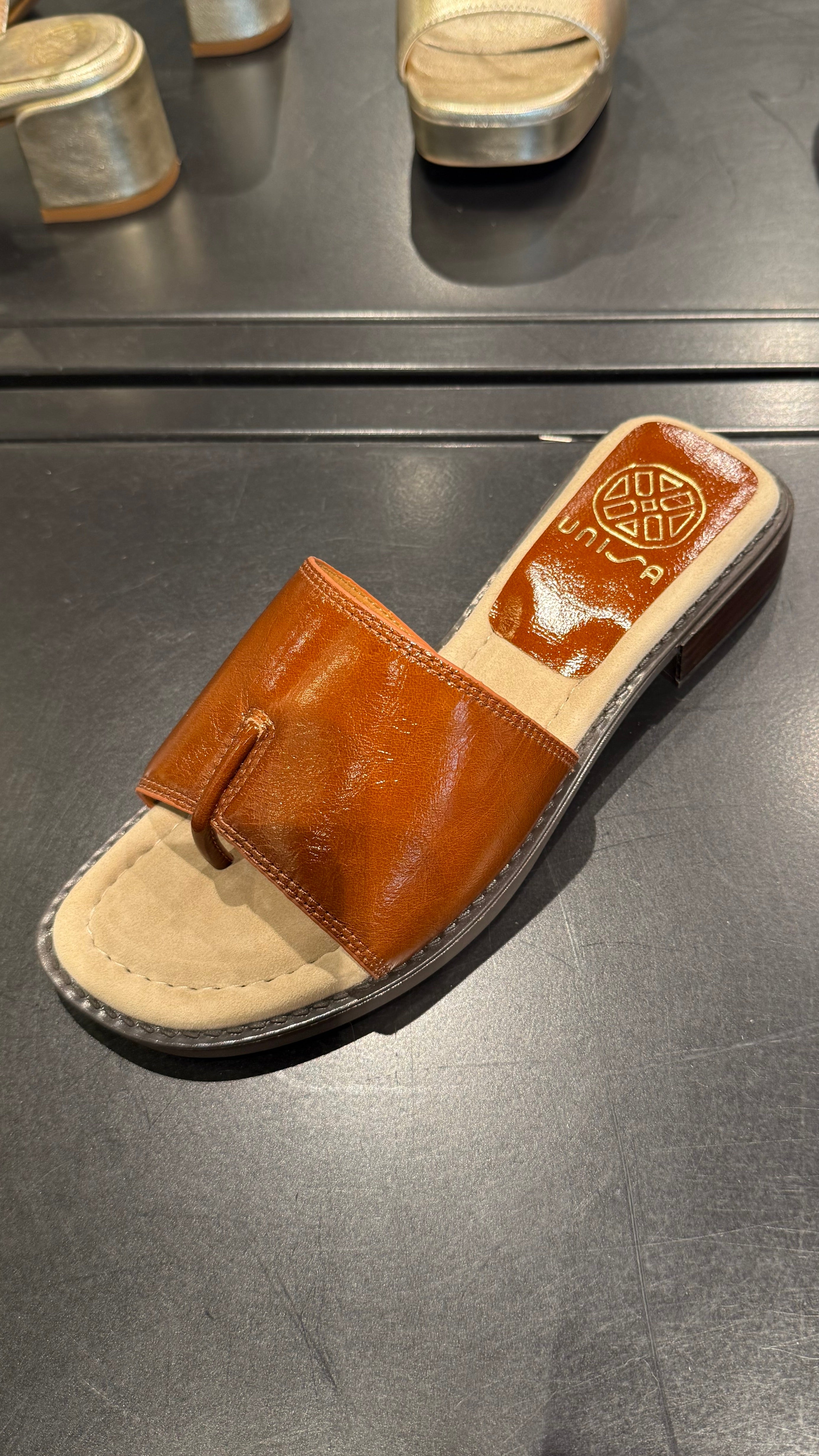 MULES VERNIES EN CUIR POUR FEMME UNISA HANDY 26#COLOR_BOMBON/CAMEL