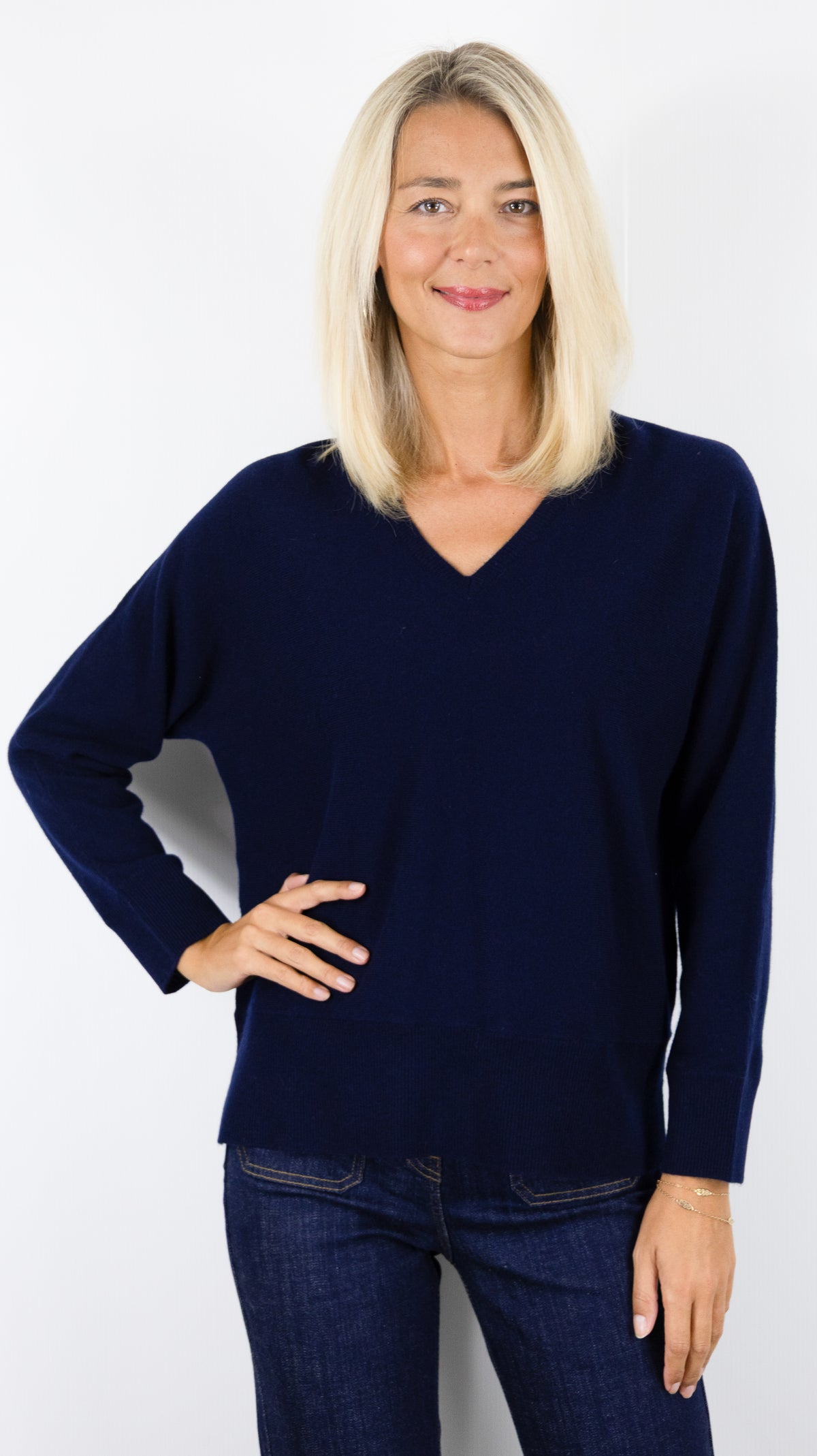PULL COL V EN LAINE MERINOS POUR FEMME MAUD ET SACHA CK26M03M#COLOR_CW064/NUIT MARINE