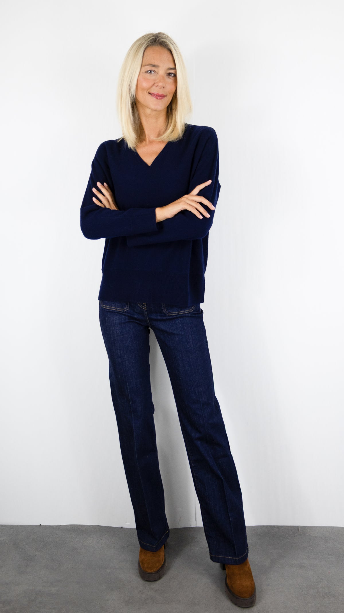 PULL COL V EN LAINE MERINOS POUR FEMME MAUD ET SACHA CK26M03M#COLOR_CW064/NUIT MARINE