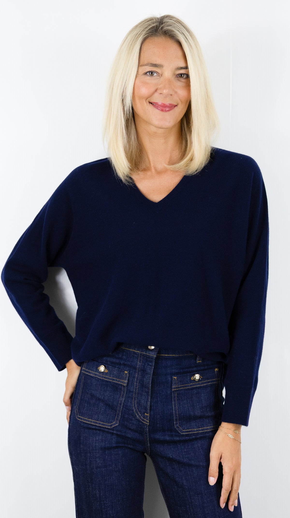 PULL COL V EN LAINE MERINOS POUR FEMME MAUD ET SACHA CK26M03M#COLOR_CW064/NUIT MARINE