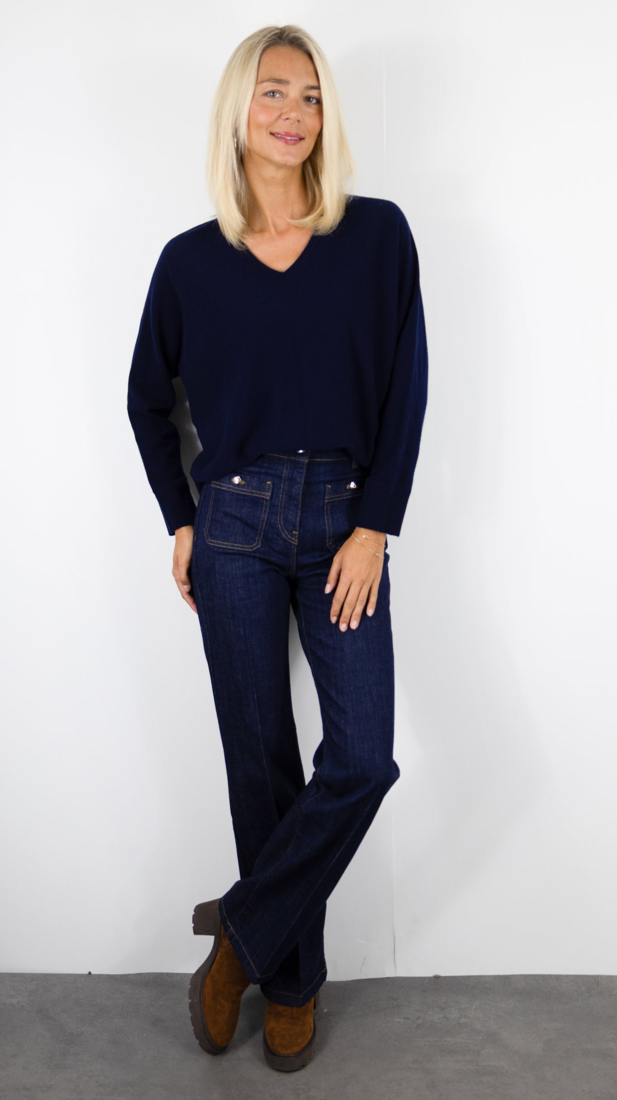 PULL COL V EN LAINE MERINOS POUR FEMME MAUD ET SACHA CK26M03M#COLOR_CW064/NUIT MARINE