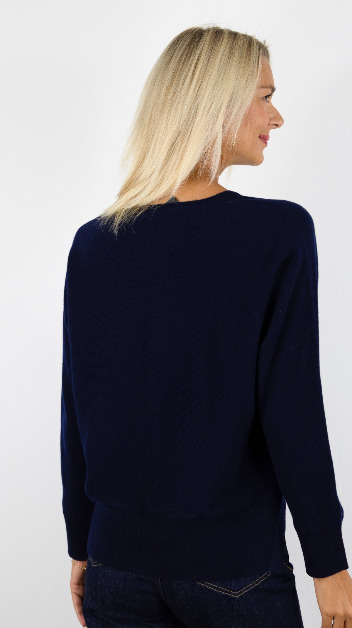 PULL COL V EN LAINE MERINOS POUR FEMME MAUD ET SACHA CK26M03M#COLOR_CW064/NUIT MARINE