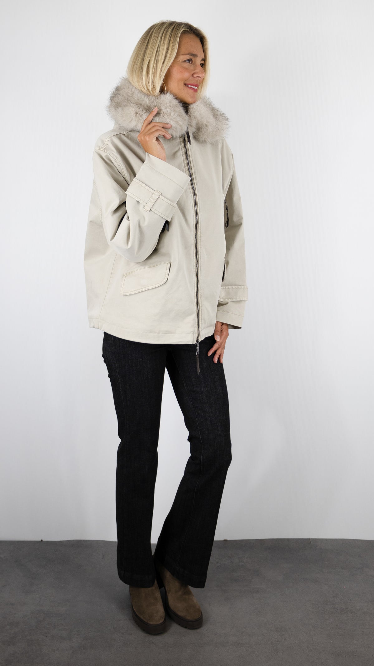 PARKA COURTE EVASEE AVEC CAPUCHE EN FAUSSE FOURRURE POUR FEMME BLONDE N°8 BELLA 316 KITT ECRU