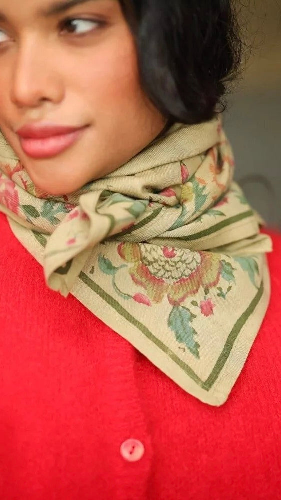 FOULARD IMPRIME FLEURI VIEILLI BELLEMME JEANET AMANDE