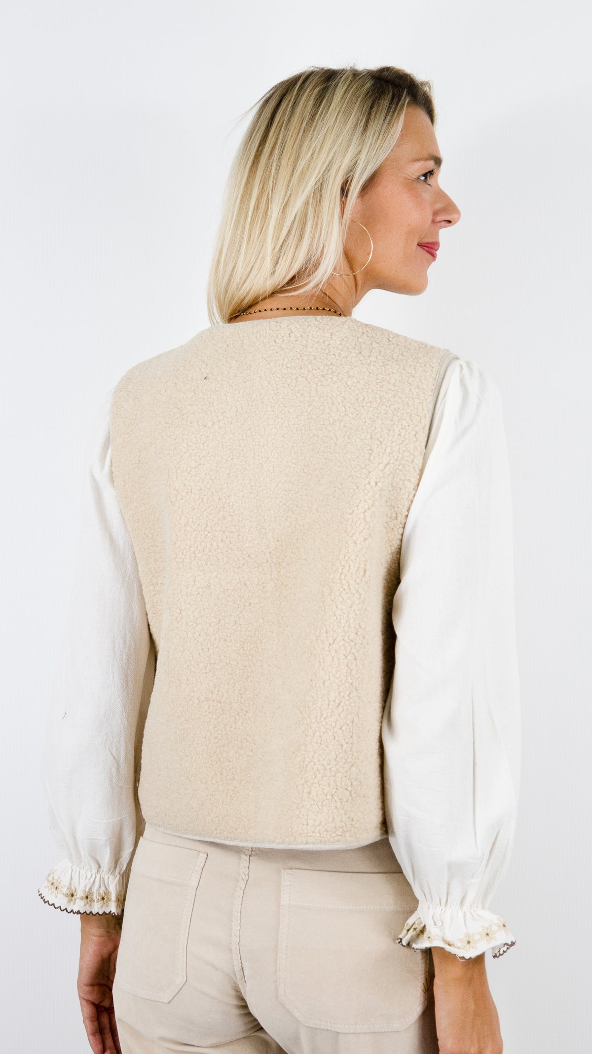 GILET SANS MANCHES MOUTON POUR FEMME IT HIPPIE K202-384#COLOR_ECRU