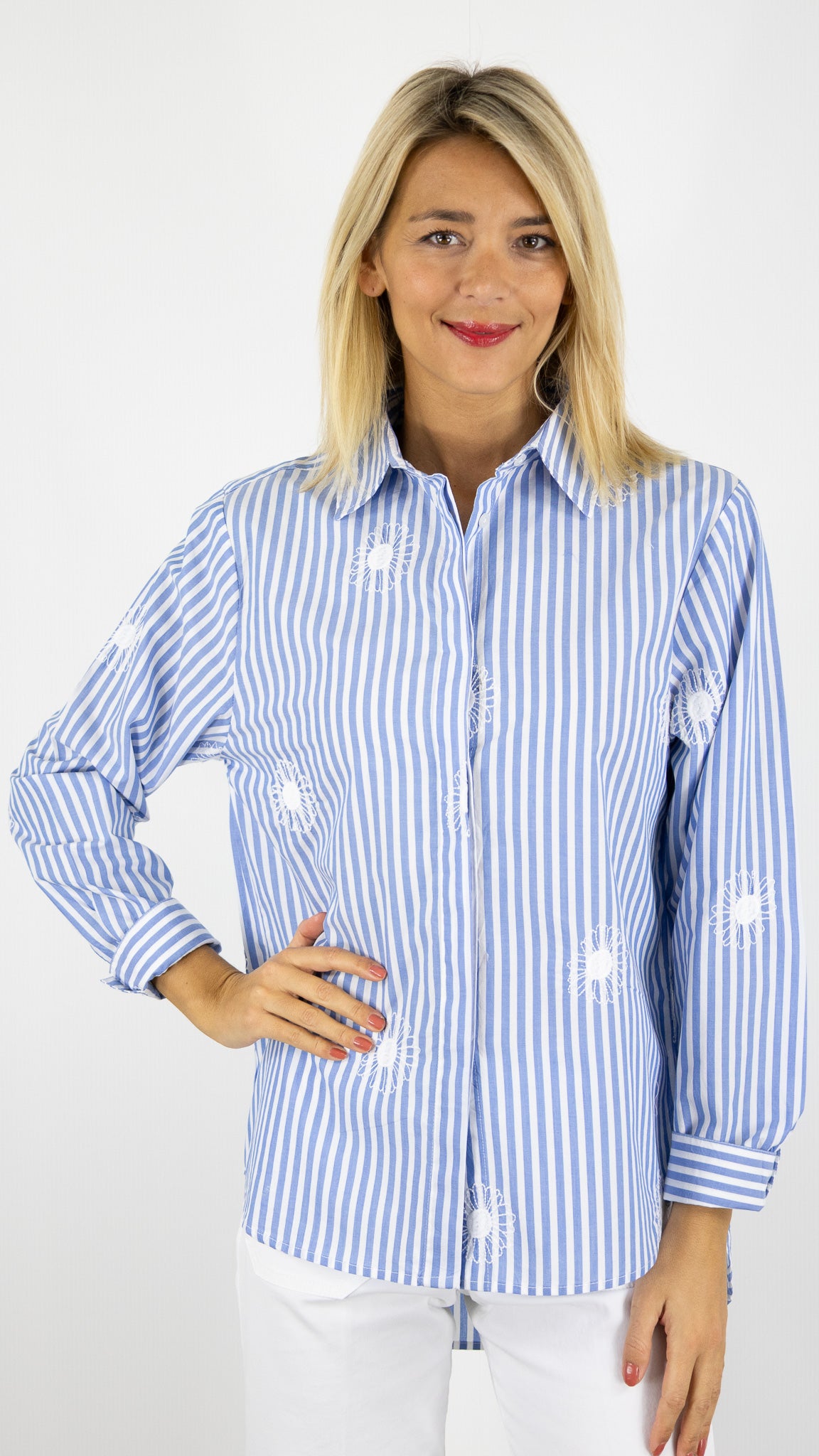 CHEMISE AMPLE EN COTON RAYE CIEL ET BLANCHES BRODERIES FLEURS BLANCHES LUK AP L1046