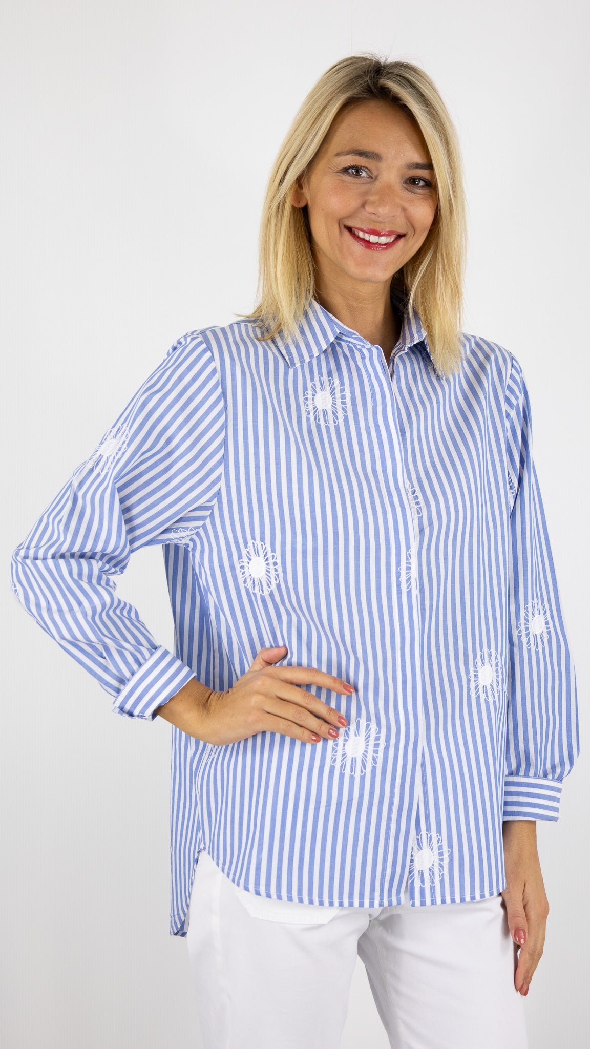 CHEMISE AMPLE EN COTON RAYE CIEL ET BLANCHES BRODERIES FLEURS BLANCHES LUK AP L1046