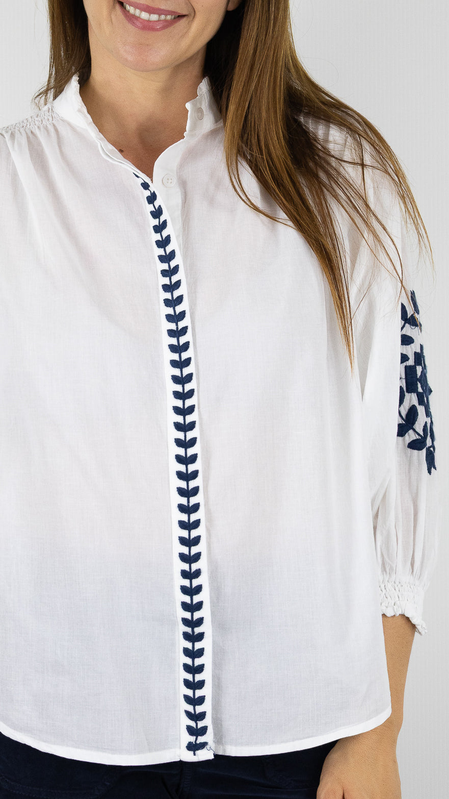 BLOUSE BRODEE EN COTON BLANC ET MARINE LUK AP L1057