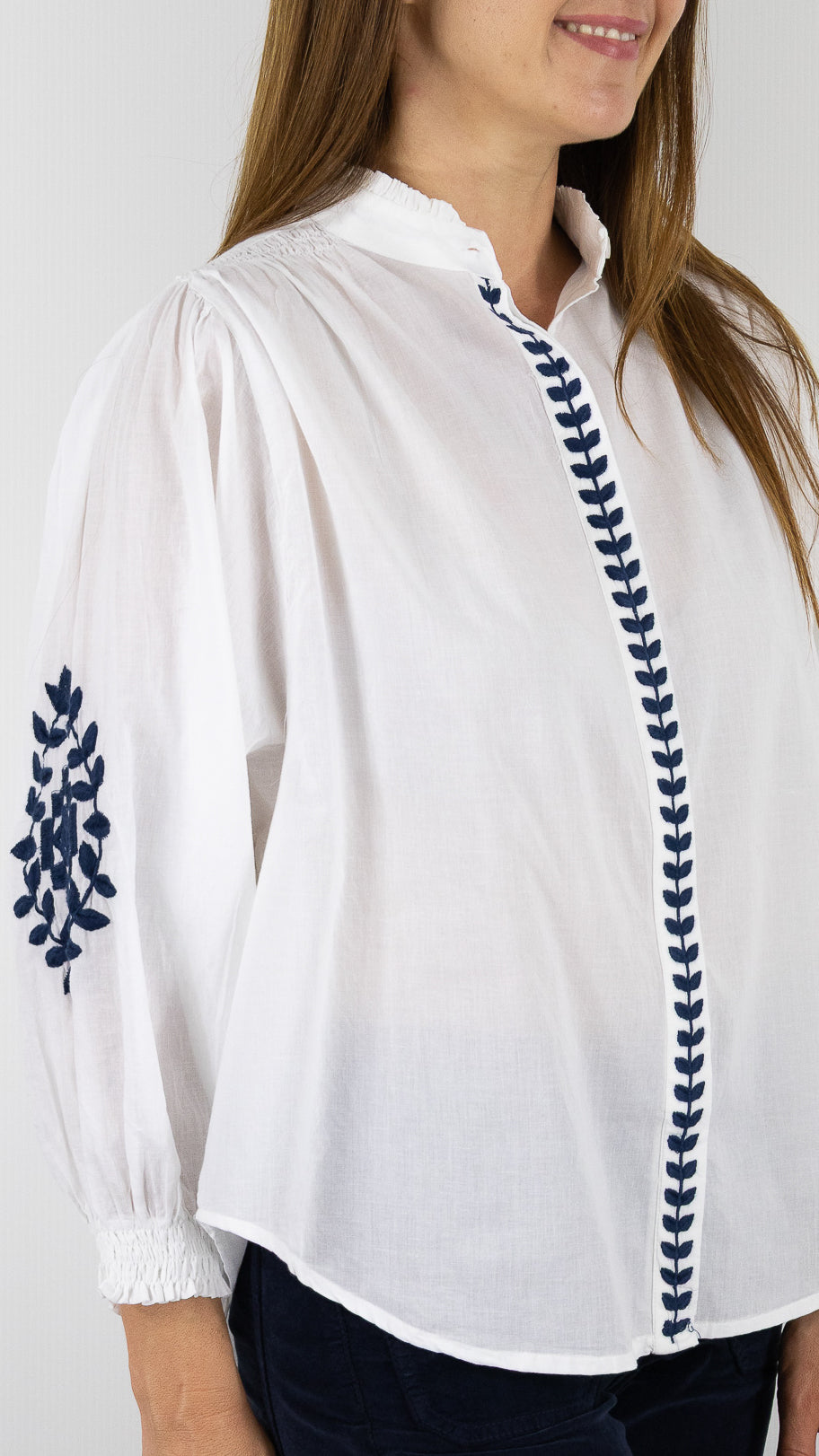 BLOUSE BRODEE EN COTON BLANC ET MARINE LUK AP L1057