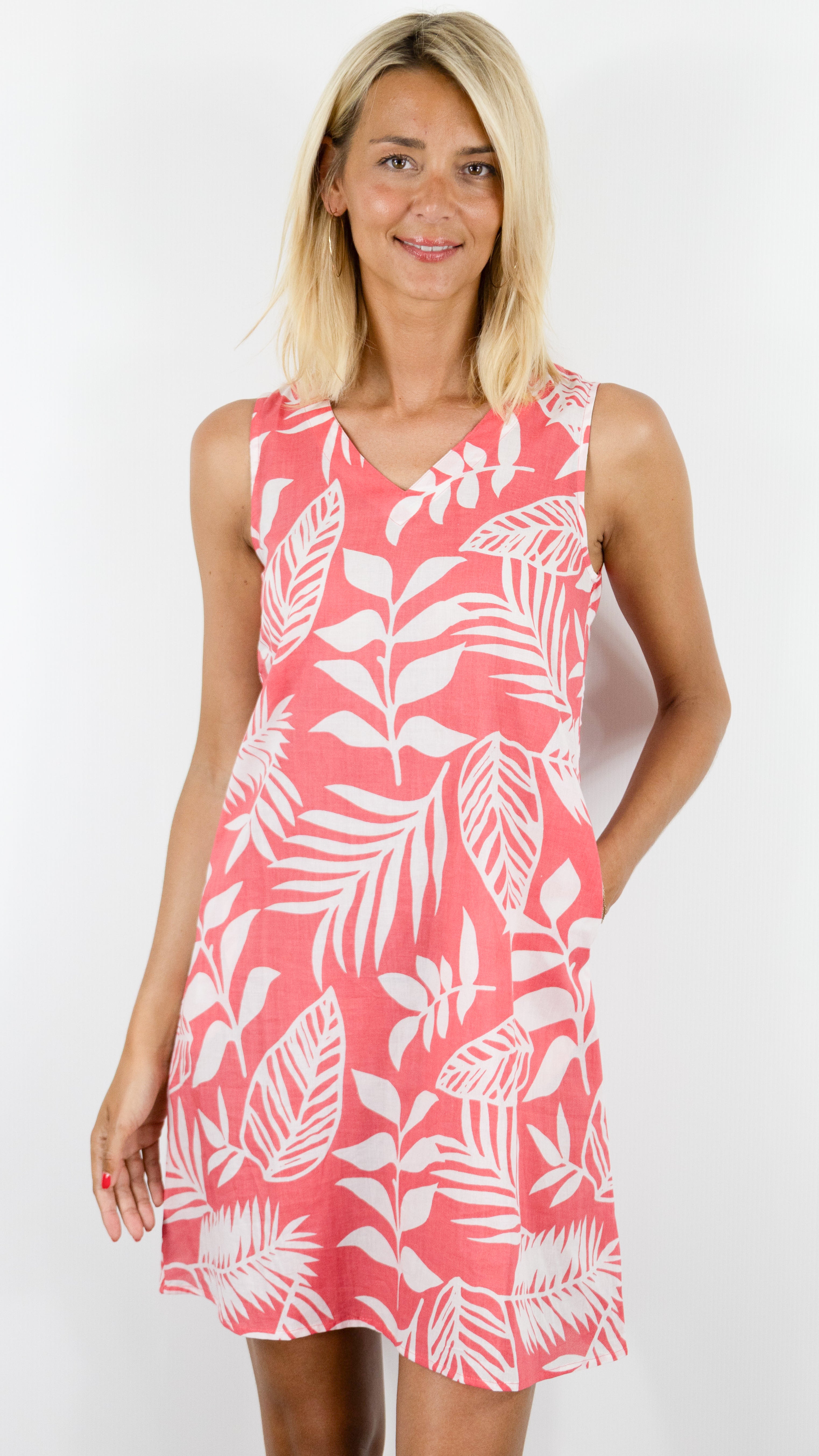 ROBE COL V IMPRIME AVEC UNE COUPE DROITE SANS MANCHES
#COLOR_6J06/FOUGERE CORAIL