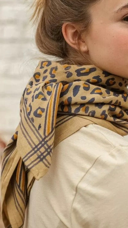 ECHARPE IMPRIMEE EN COTON LEOPARD BELLEMME #color_camel