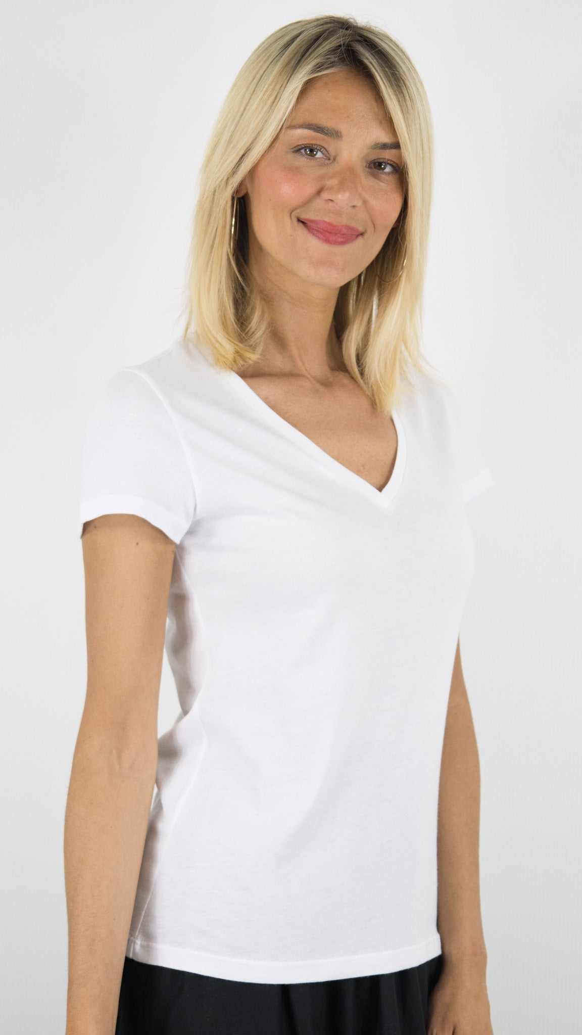 TEE SHIRT COL V MANCHES COURTES EN COTON MAJESTIC #COLOR_001/BLANC