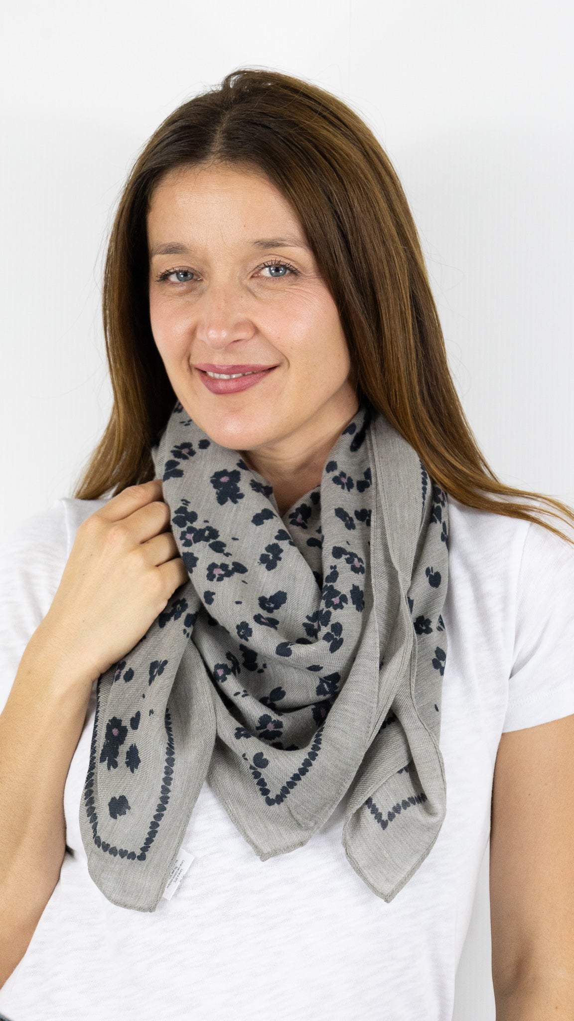 FOULARD CARRE IMPRIME FLEURI EN LAINE DES PETITS HAUTS NYTOU