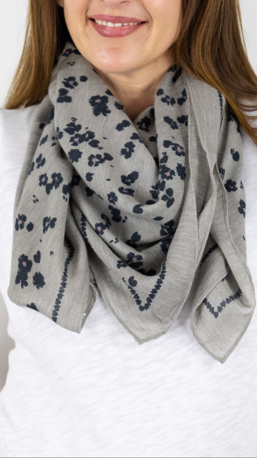 FOULARD CARRE IMPRIME FLEURI EN LAINE DES PETITS HAUTS NYTOU
