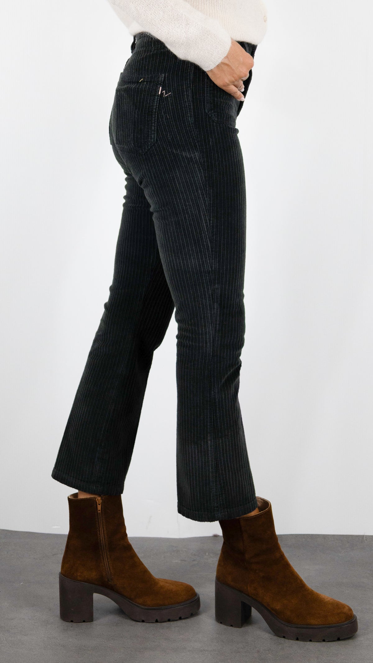 PANTALON TROMPETTE 7/8 EN VELOURS POUR FEMME ISLOW OLIVIA BIG CORD#COLOR_COMMANDO/KAKI