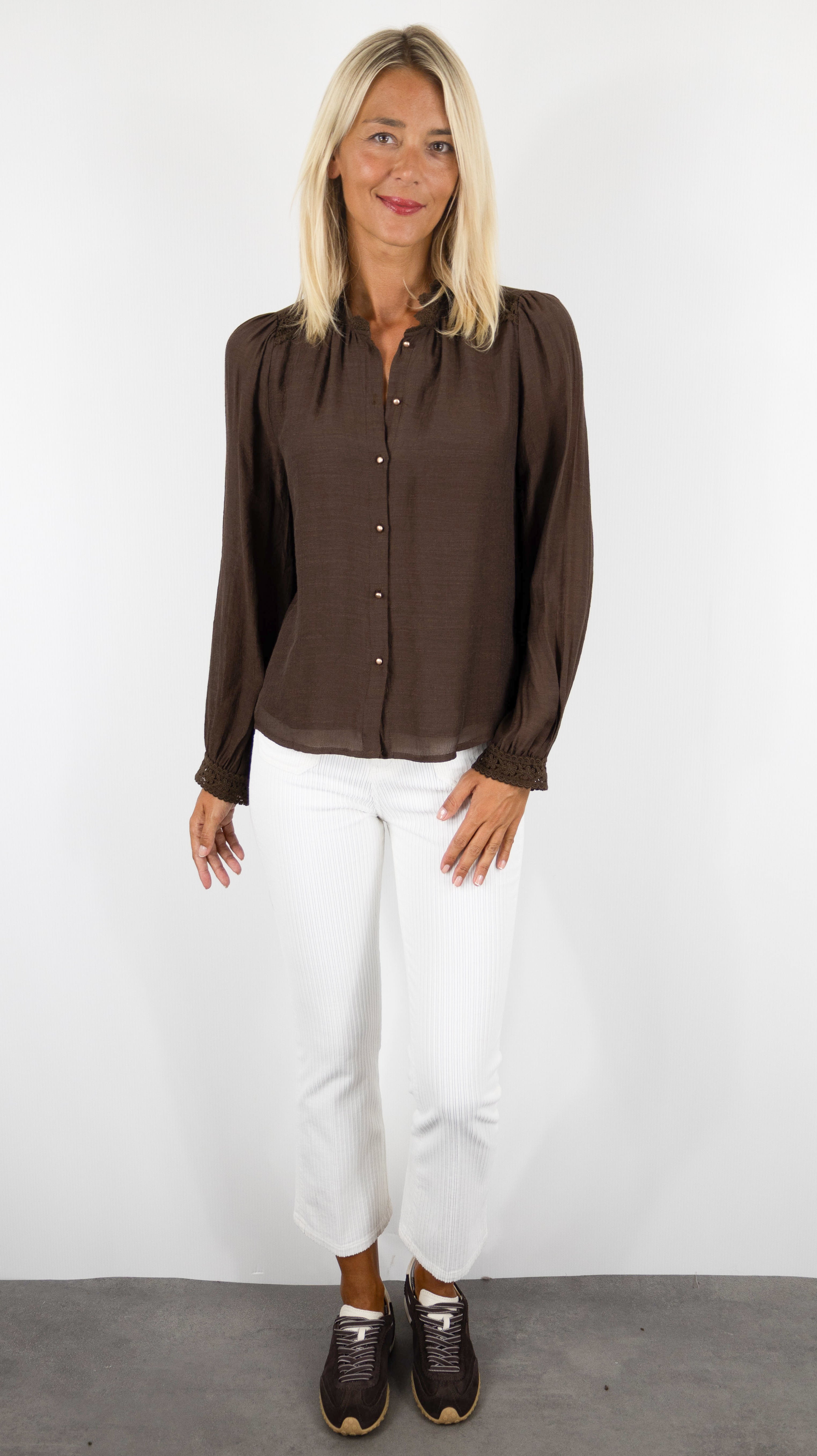 CHEMISE FLUIDE COL VOLANTE POUR FEMME IT HIPPIE M869-329#COLOR_MARRON