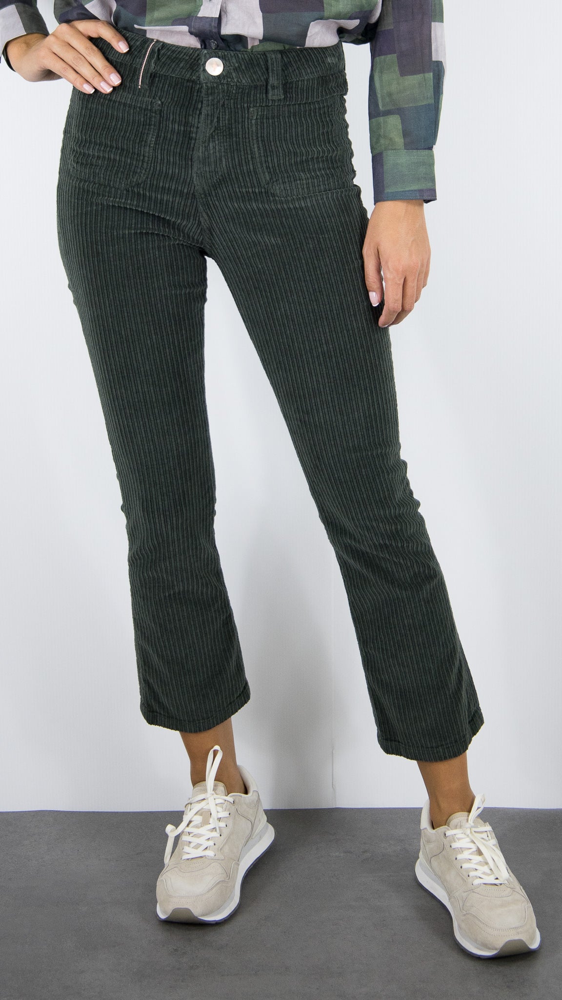 PANTALON EVASE 7/8 EN VELOURS COTELE POUR FEMME ISLOW OLIVIA BIG CORD#COLOR_FEUILLE/VERT BOUTEILLE