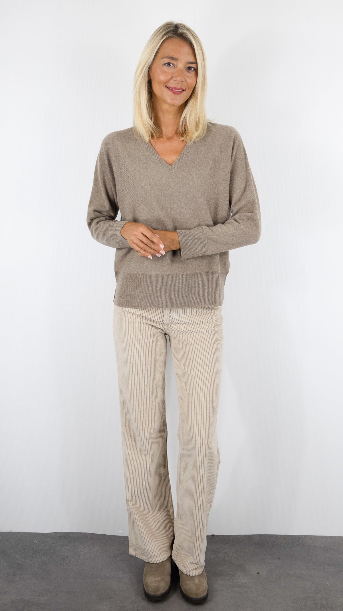 PULL COL V EN LAINE MERINOS POUR FEMME MAUD ET SACHA CK26M03M#COLOR_FF056/QUINOA TAUPE