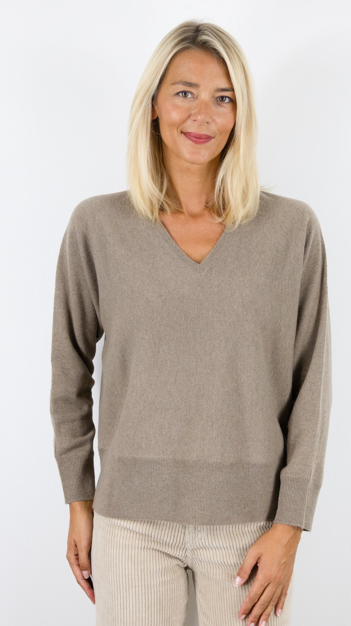 PULL COL V EN LAINE MERINOS POUR FEMME MAUD ET SACHA CK26M03M#COLOR_FF056/QUINOA TAUPE