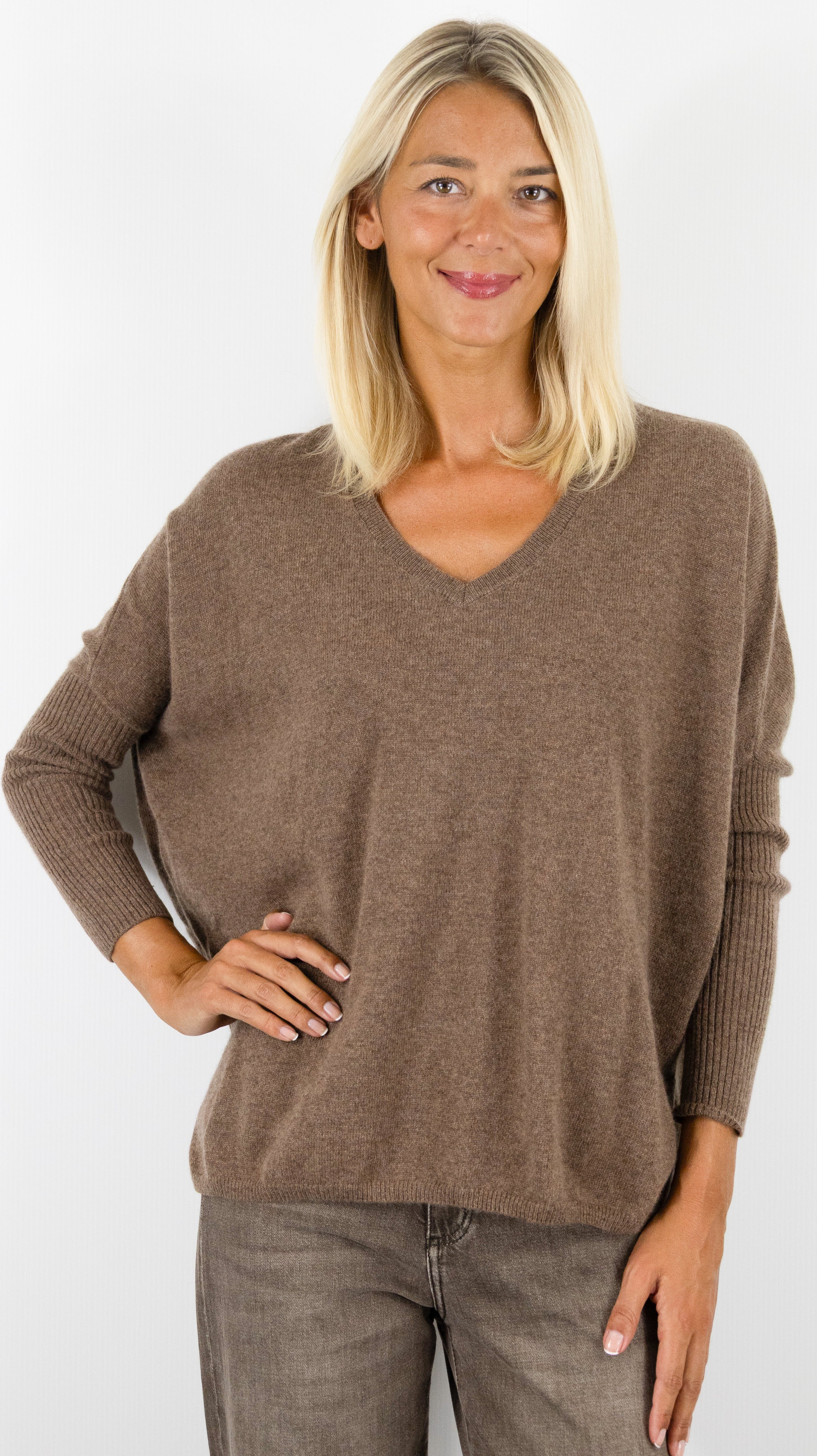 PULL OVERSIZE COL V POUR FEMME EN CACHEMIRE NOT SHY FAUSTINE#COLOR_CAFE AU LAIT
