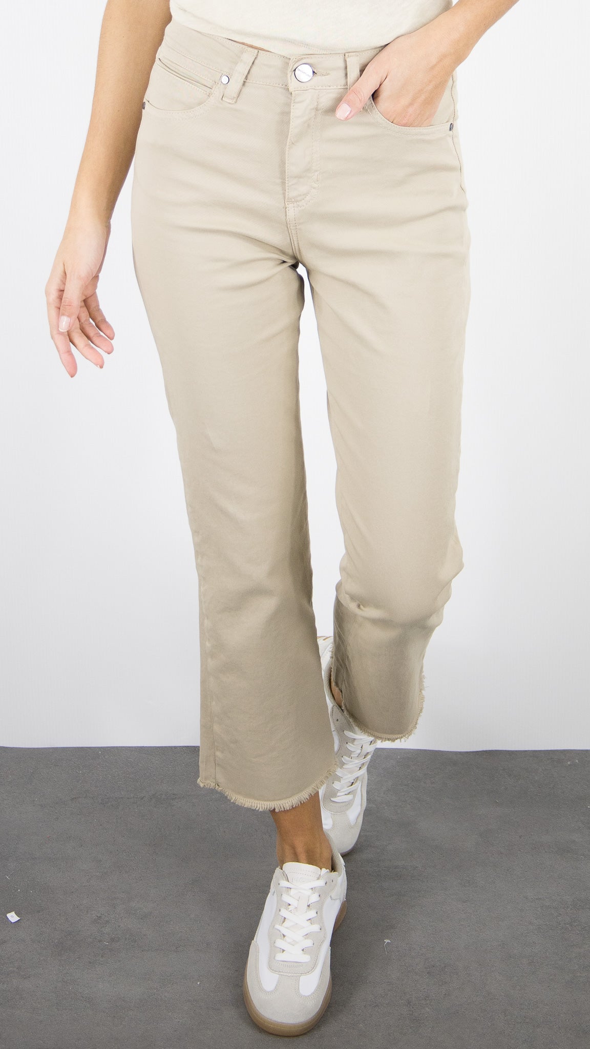 PANTALON POUR FEMME 7/8 FINITIONS BORDS FRANCS EN COTON DENIM STUDIO SALOME GABARDINE STRECH#COLOR_DUST/BEIGE