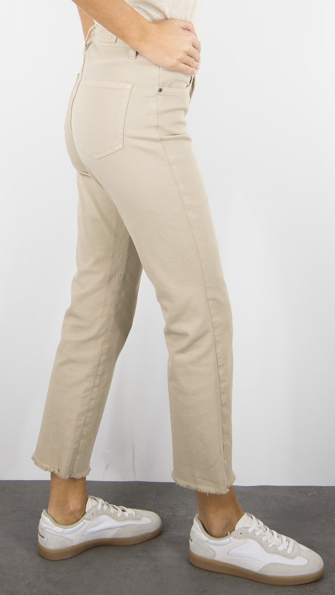 PANTALON POUR FEMME 7/8 FINITIONS BORDS FRANCS EN COTON DENIM STUDIO SALOME GABARDINE STRECH#COLOR_DUST/BEIGE