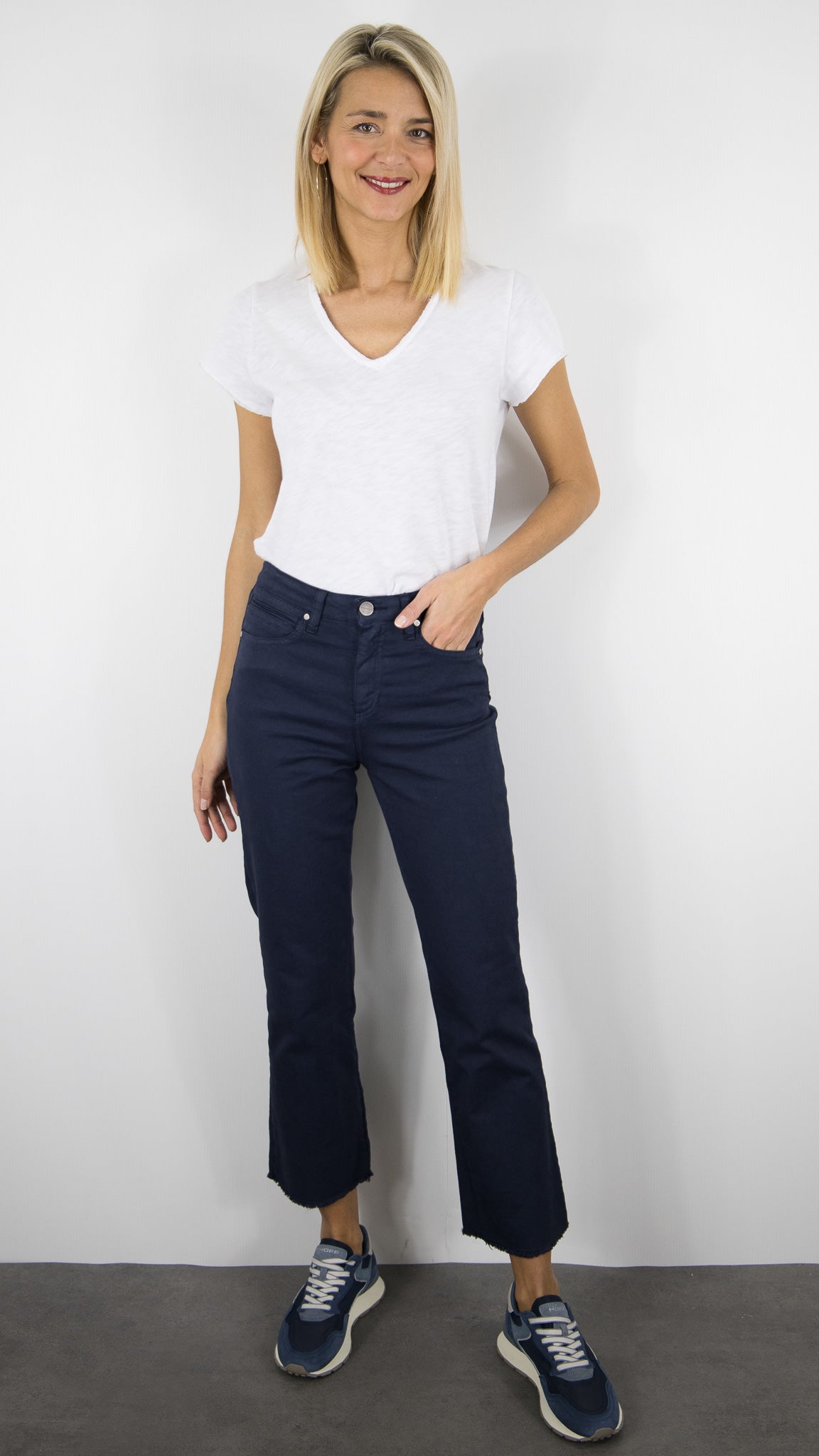 PANTALON POUR FEMME 7/8 FINITIONS BORDS FRANCS EN COTON DENIM STUDIO SALOME GABARDINE STRECH#COLOR_MARINE