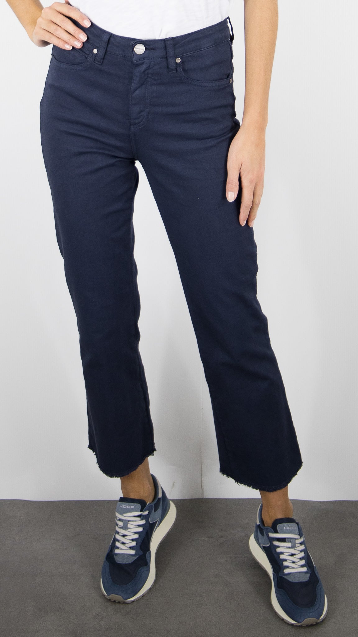 PANTALON POUR FEMME 7/8 FINITIONS BORDS FRANCS EN COTON DENIM STUDIO SALOME GABARDINE STRECH#COLOR_MARINE