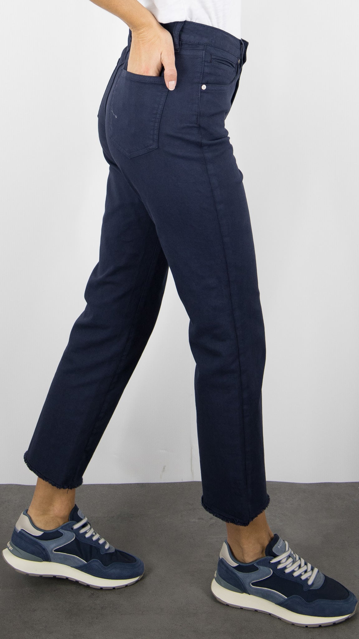 PANTALON POUR FEMME 7/8 FINITIONS BORDS FRANCS EN COTON DENIM STUDIO SALOME GABARDINE STRECH#COLOR_MARINE