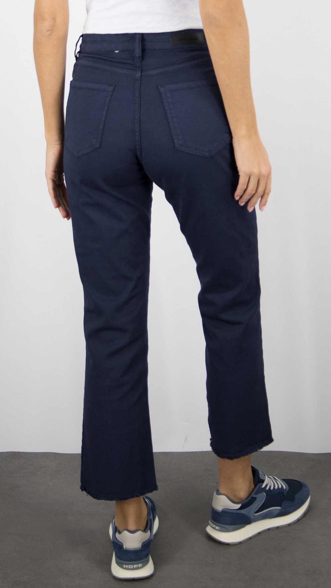 PANTALON POUR FEMME 7/8 FINITIONS BORDS FRANCS EN COTON DENIM STUDIO SALOME GABARDINE STRECH#COLOR_MARINE