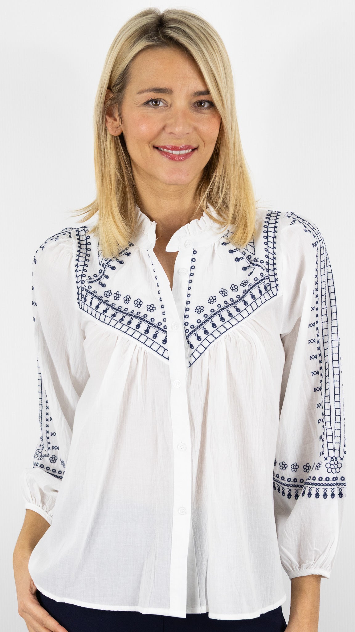 BLOUSE COL MONTANT VOLANTE BRODEE FEMME SW726 VOUS 020879#color_BLANC