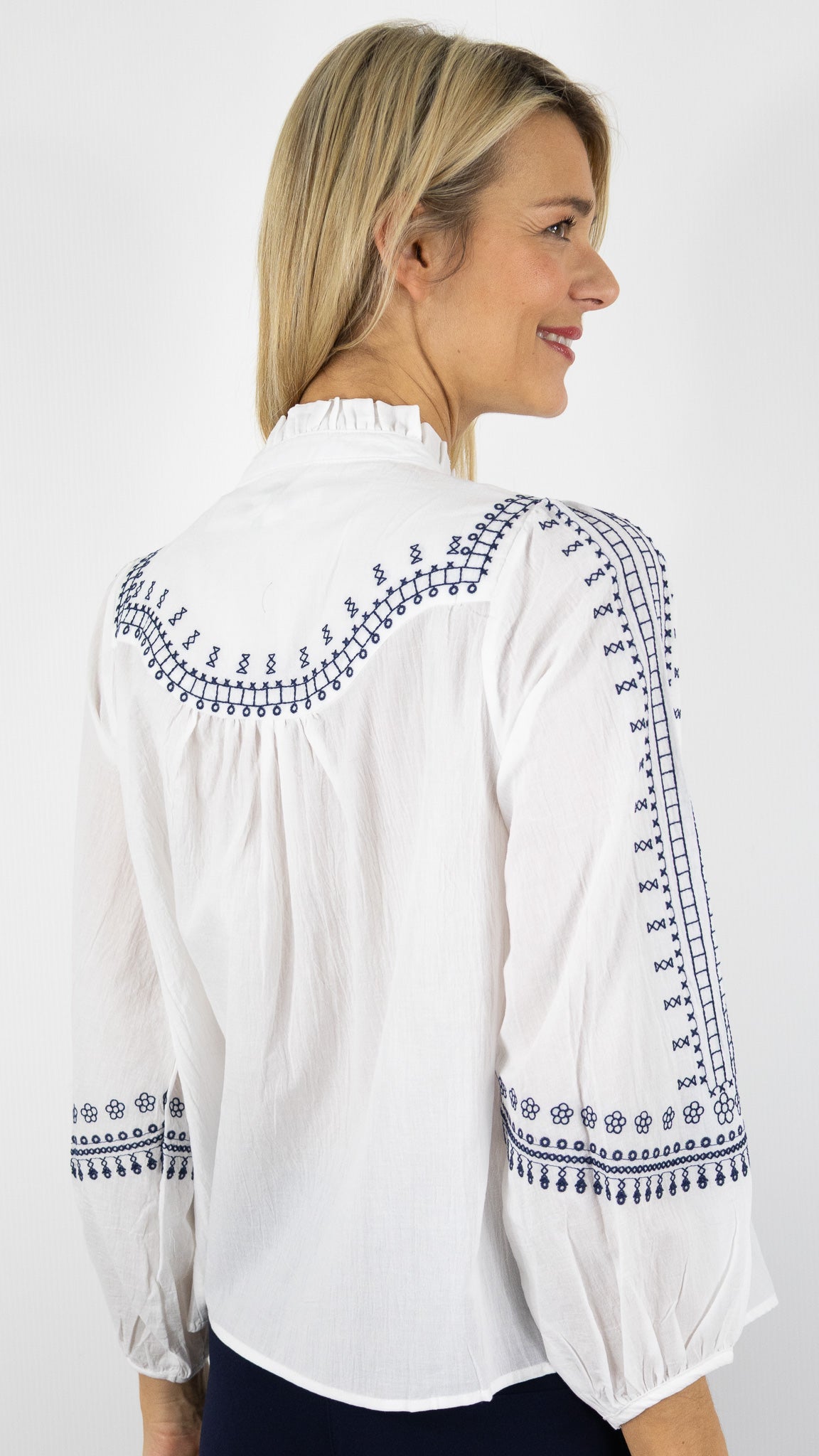 BLOUSE COL MONTANT VOLANTE BRODEE FEMME SW726 VOUS 020879#color_BLANC