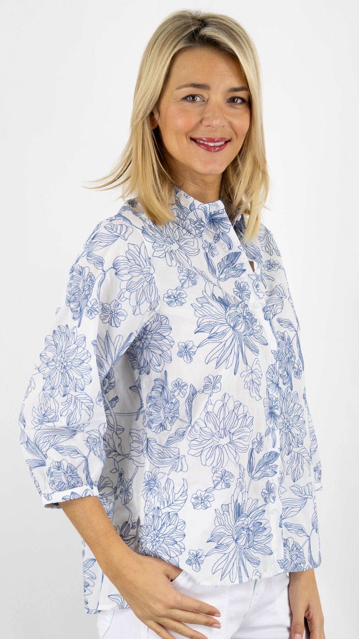 BLOUSE BRODEE FLEURIE BLEUE ET BLANCHE BRAX 94-0039 VICKY