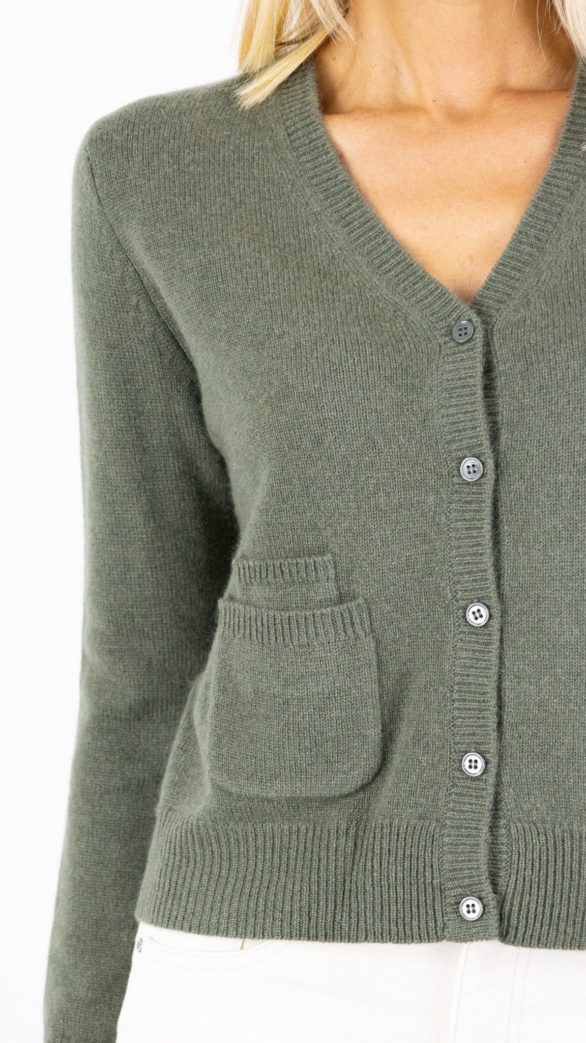 GILET FIN COL V EN CACHEMIRE POUR FEMME ESTHEME WES24A22H#COLOR_2109/VEGETAL