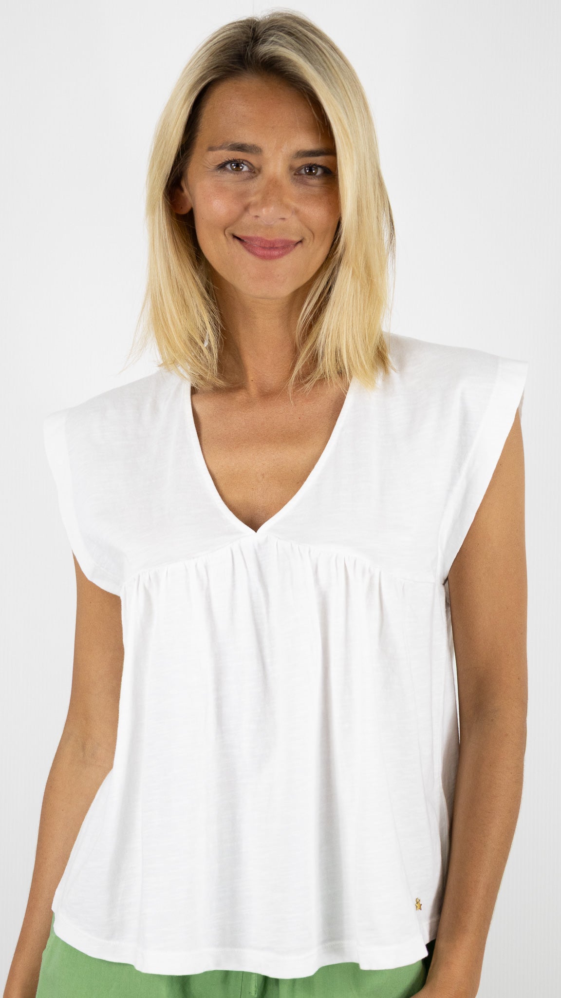 TEE-SHIRT COL V FRONCES COTON POUR FEMME DES PETITS HAUTS ZAEZ#COLOR_ECRU