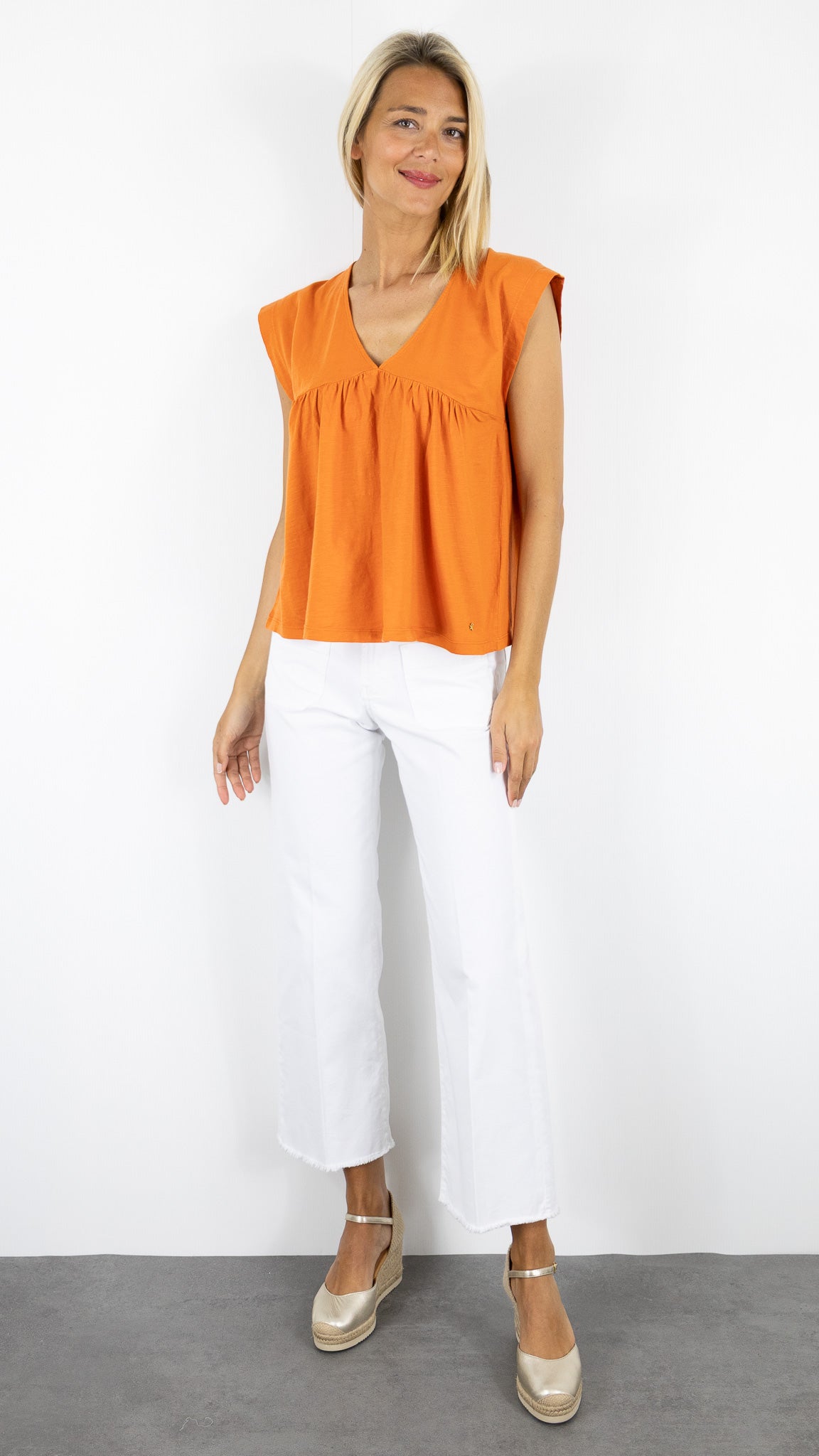 TEE-SHIRT COL V FRONCES COTON POUR FEMME DES PETITS HAUTS ZAEZ#COLOR_PAPAYE