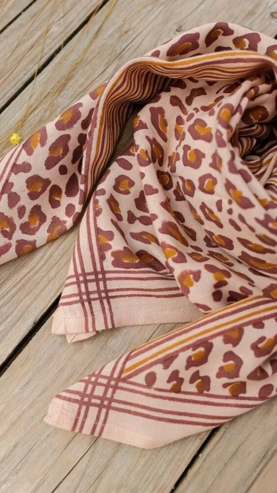 ECHARPE IMPRIMEE EN COTON LEOPARD BELLEMME #color_rose poudre