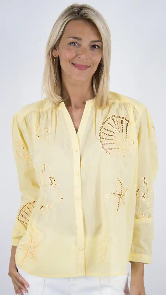 BLOUSE LA PETITE ÉTOILE EN COTON, AVEC BOUTON ET COL V, DES BRODERIES ANGLAISES #COLOR_60/JAUNE
