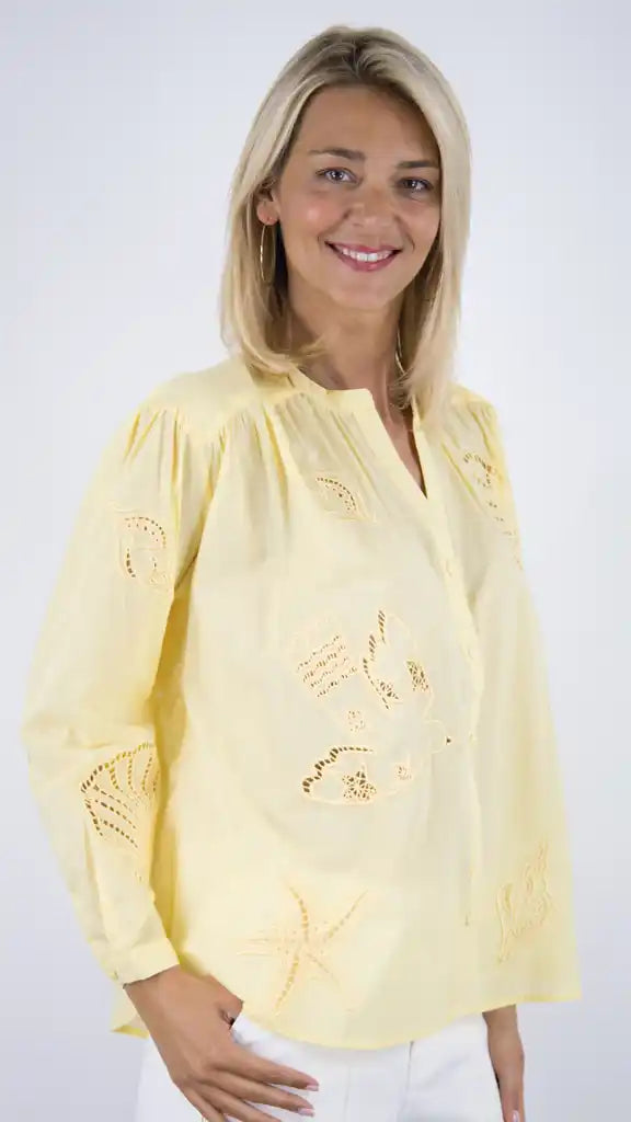 BLOUSE LA PETITE ÉTOILE EN COTON, AVEC BOUTON ET COL V, DES BRODERIES ANGLAISES #COLOR_60/JAUNE