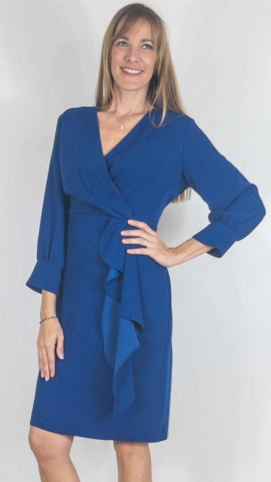 ROBE CEREMONIE DROITE FLUIDE VOLANTEE MODELE ANGELE ECAILLE BLEU ELECTRIQU