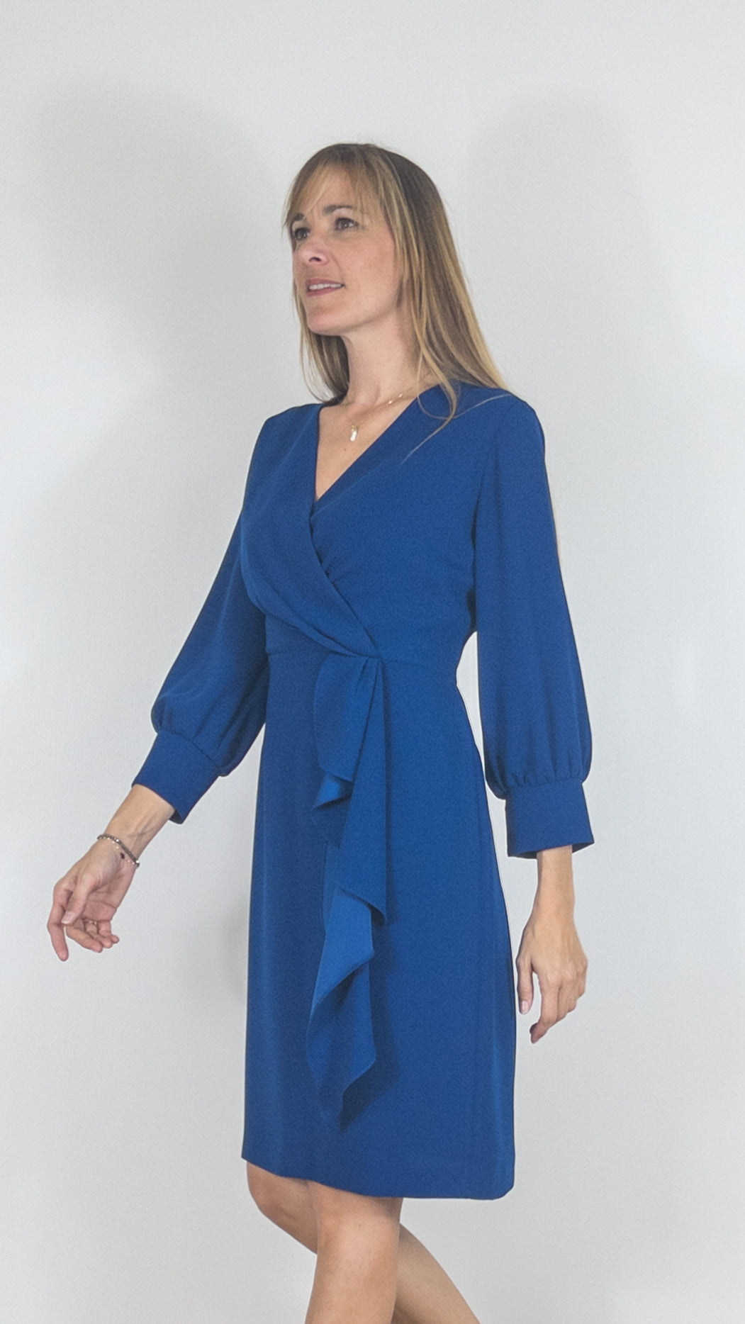 ROBE CEREMONIE DROITE FLUIDE VOLANTEE MODELE ANGELE ECAILLE BLEU ELECTRIQU