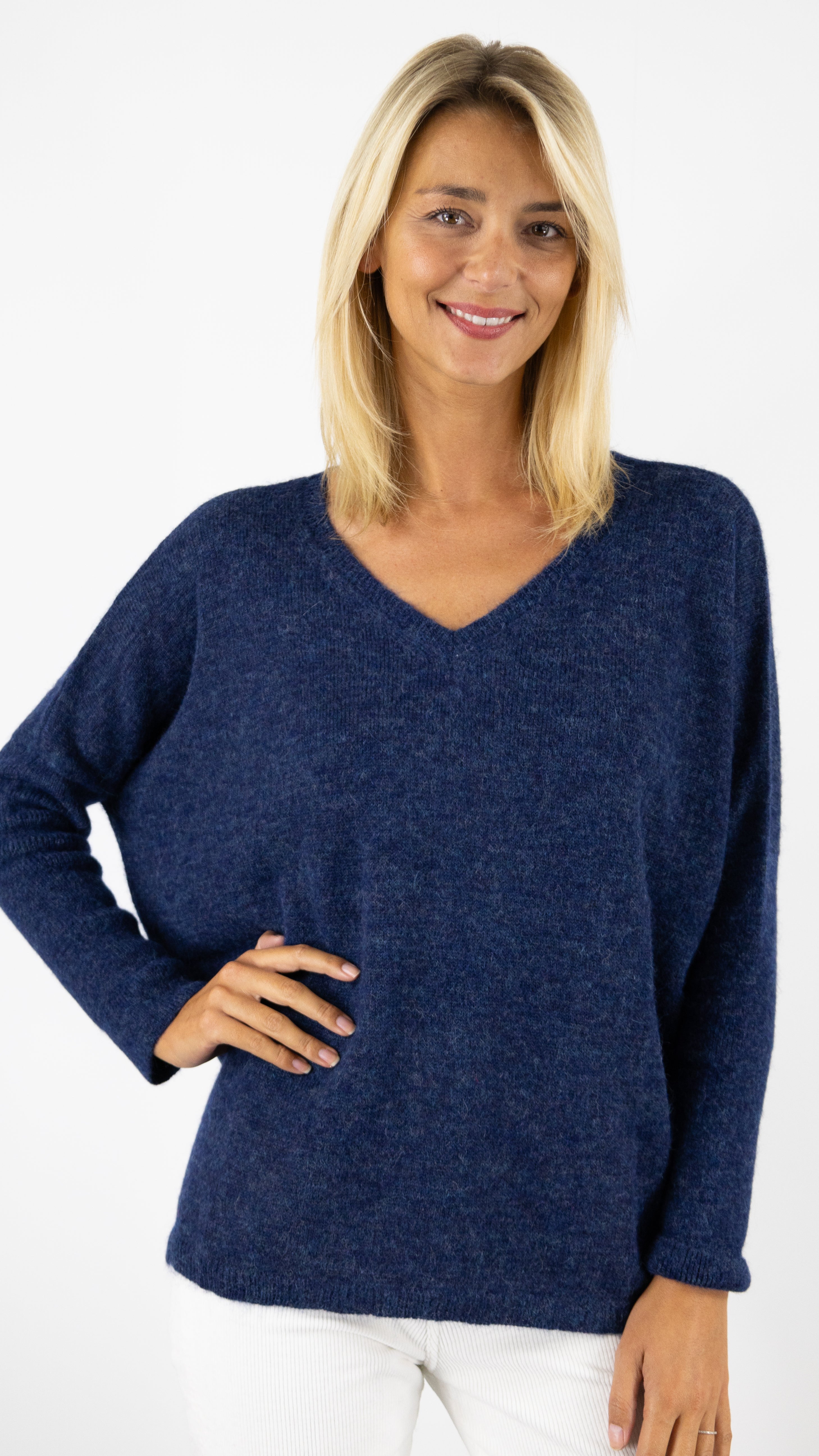 PULL V OVERSIZE EN ALPAGA ANONYM EMMA#COLOR_BAHAMAS/INDIGO