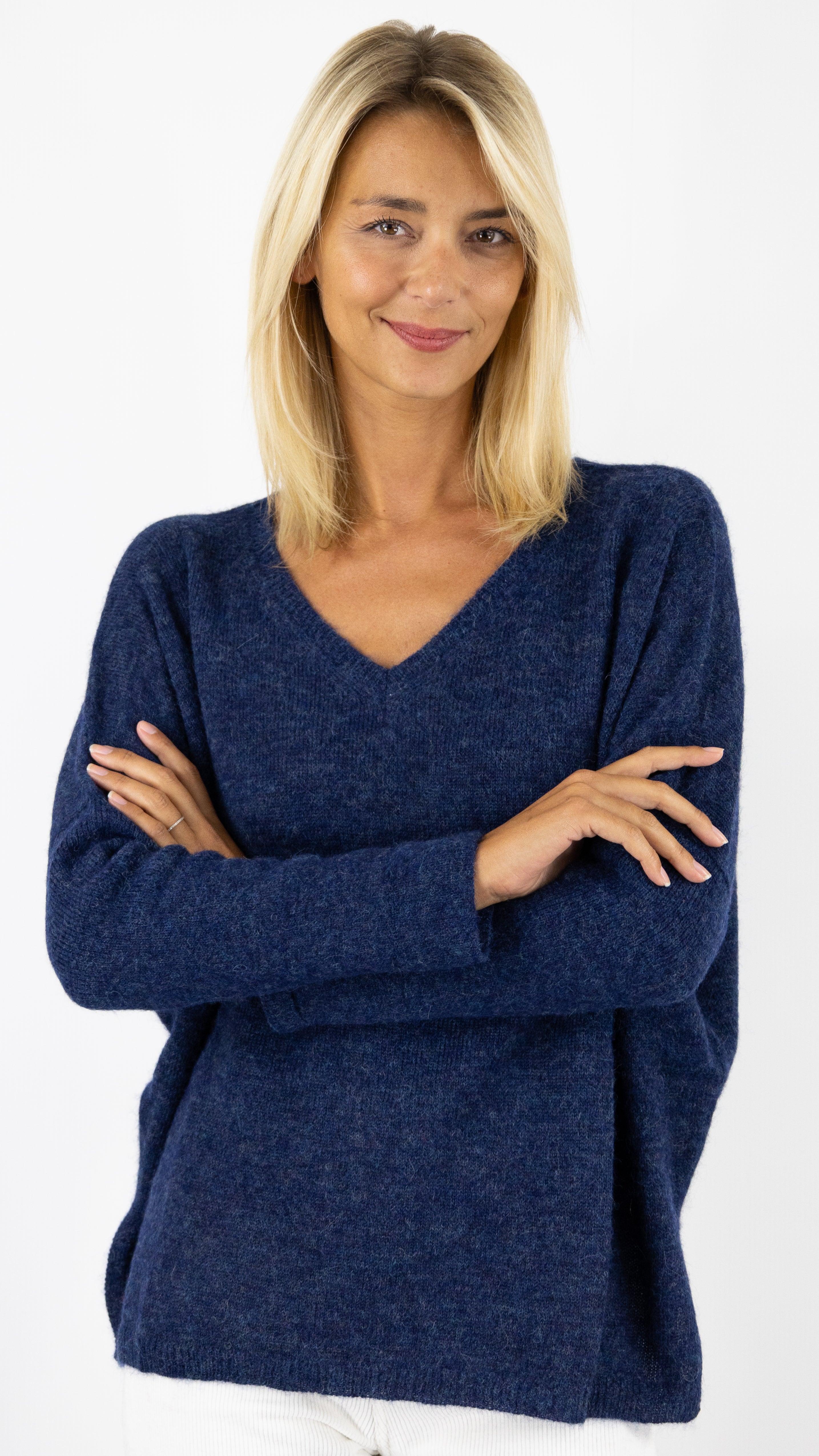 PULL V OVERSIZE EN ALPAGA ANONYM EMMA#COLOR_BAHAMAS/INDIGO