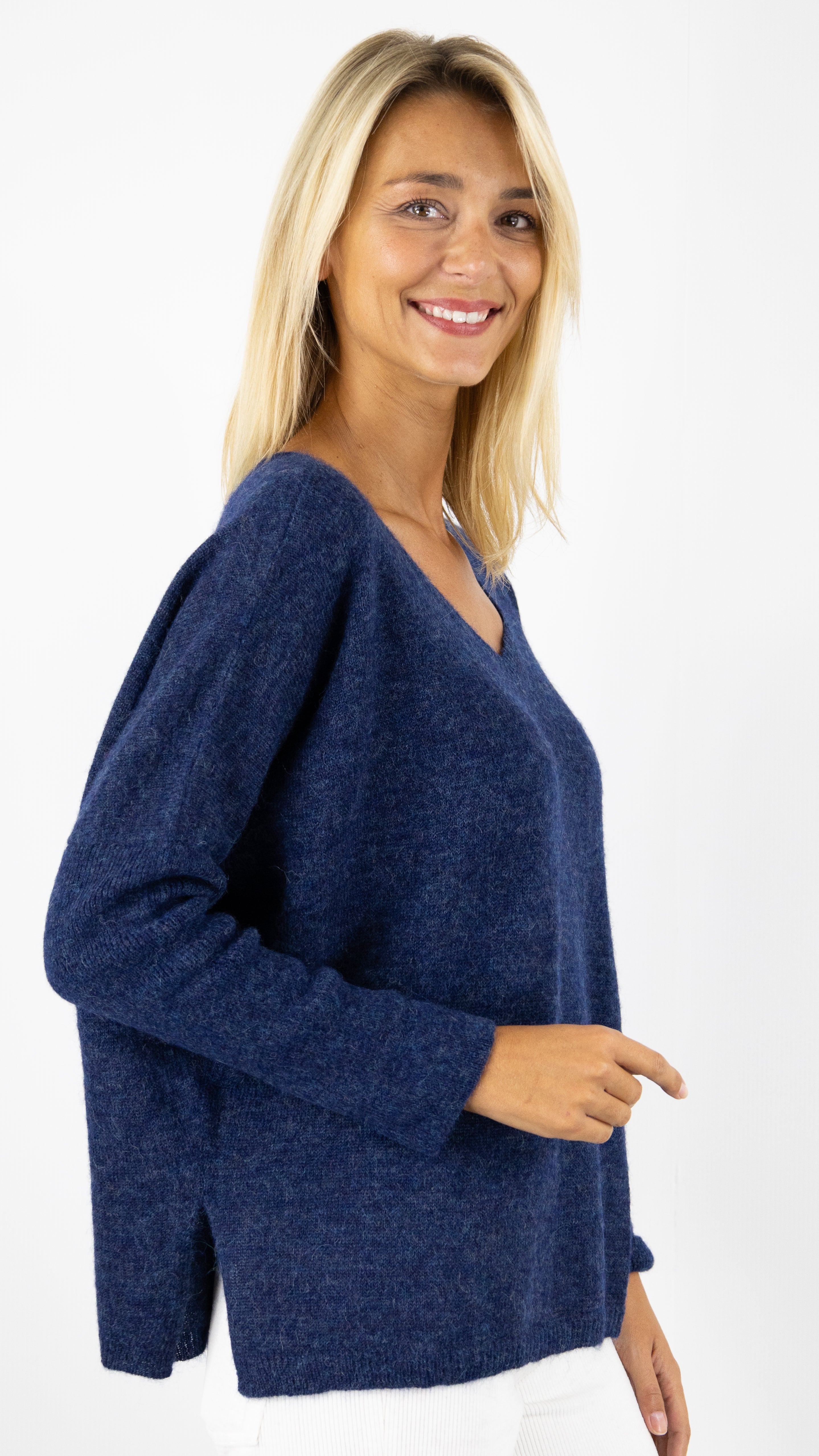 PULL V OVERSIZE EN ALPAGA ANONYM EMMA#COLOR_BAHAMAS/INDIGO