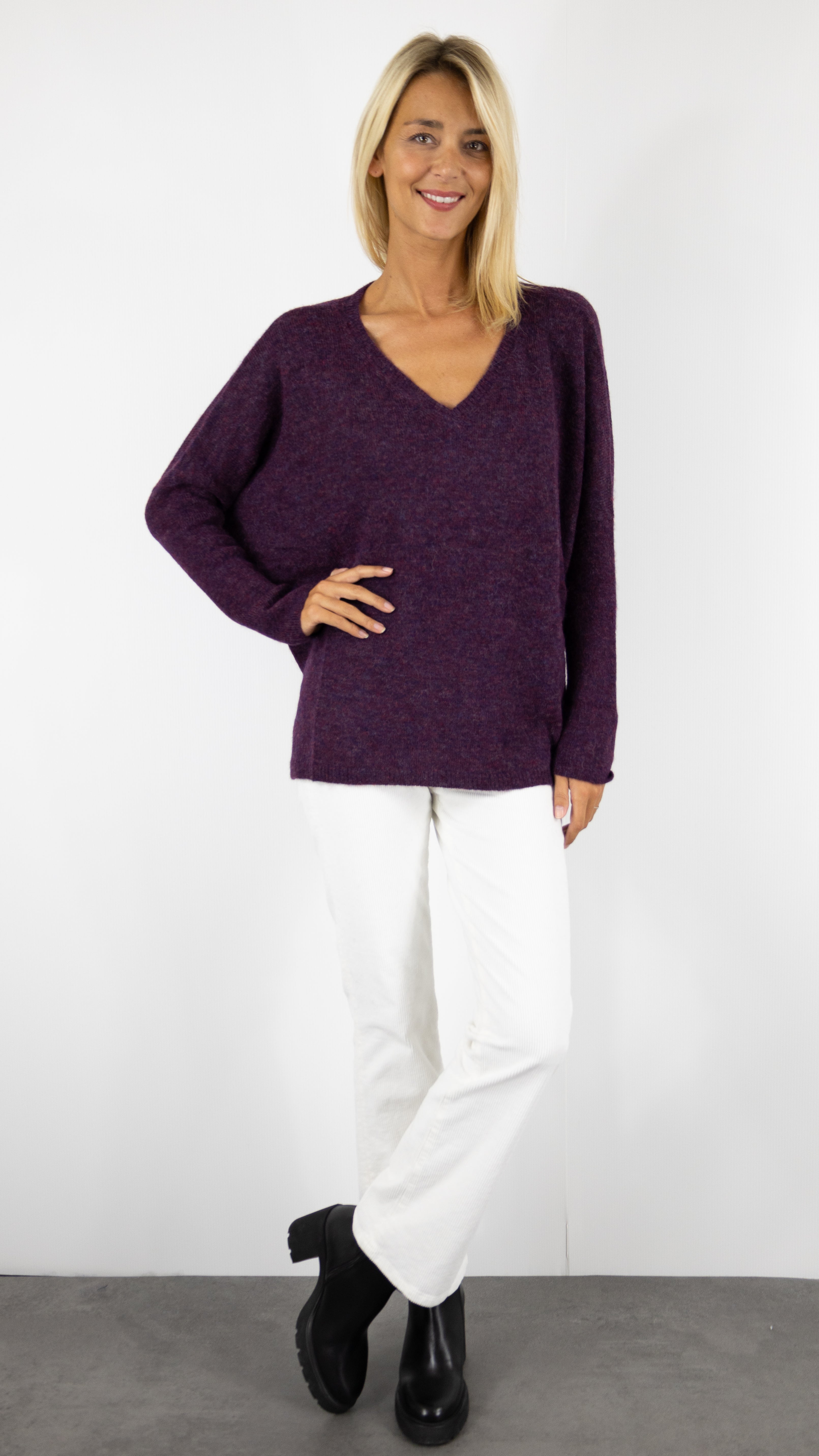 PULL V OVERSIZE EN ALPAGA ANONYM EMMA#COLOR_MORADO/VIN