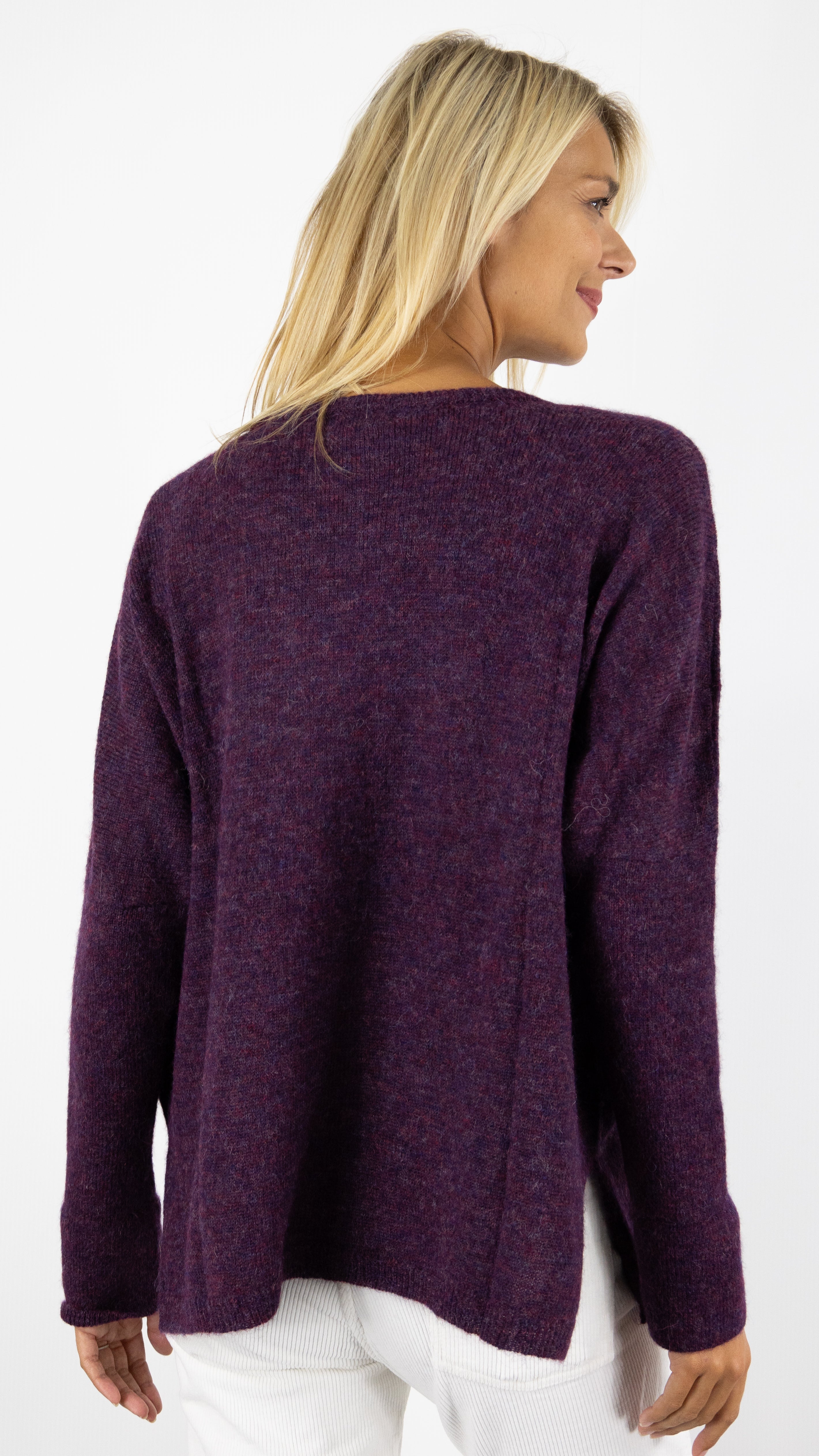 PULL V OVERSIZE EN ALPAGA ANONYM EMMA#COLOR_MORADO/VIN