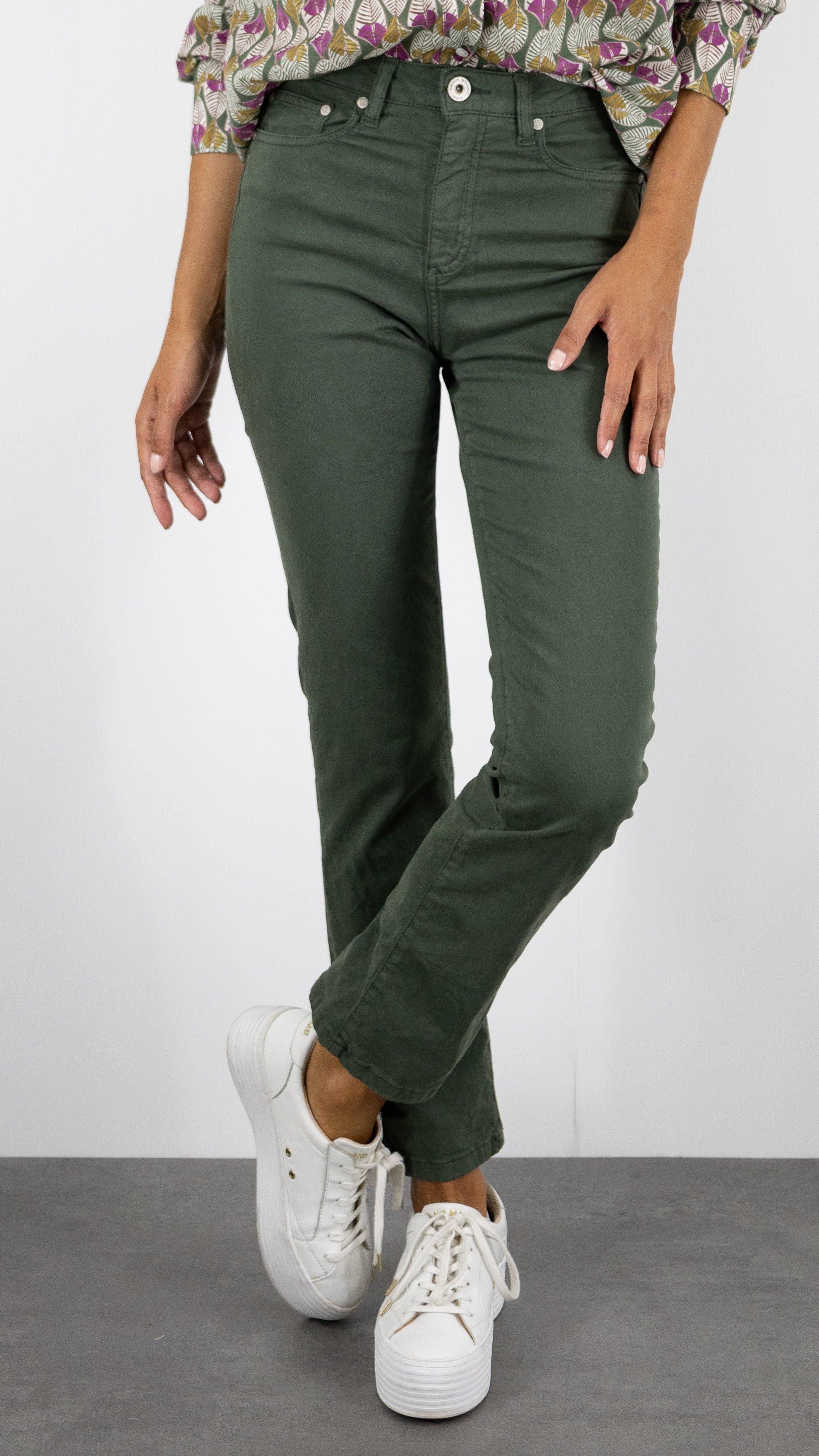 PANTALON DROIT TAILLE HAUTE ODETTE RECYCLED DENIM STUDIO#COLOR_EPINARD