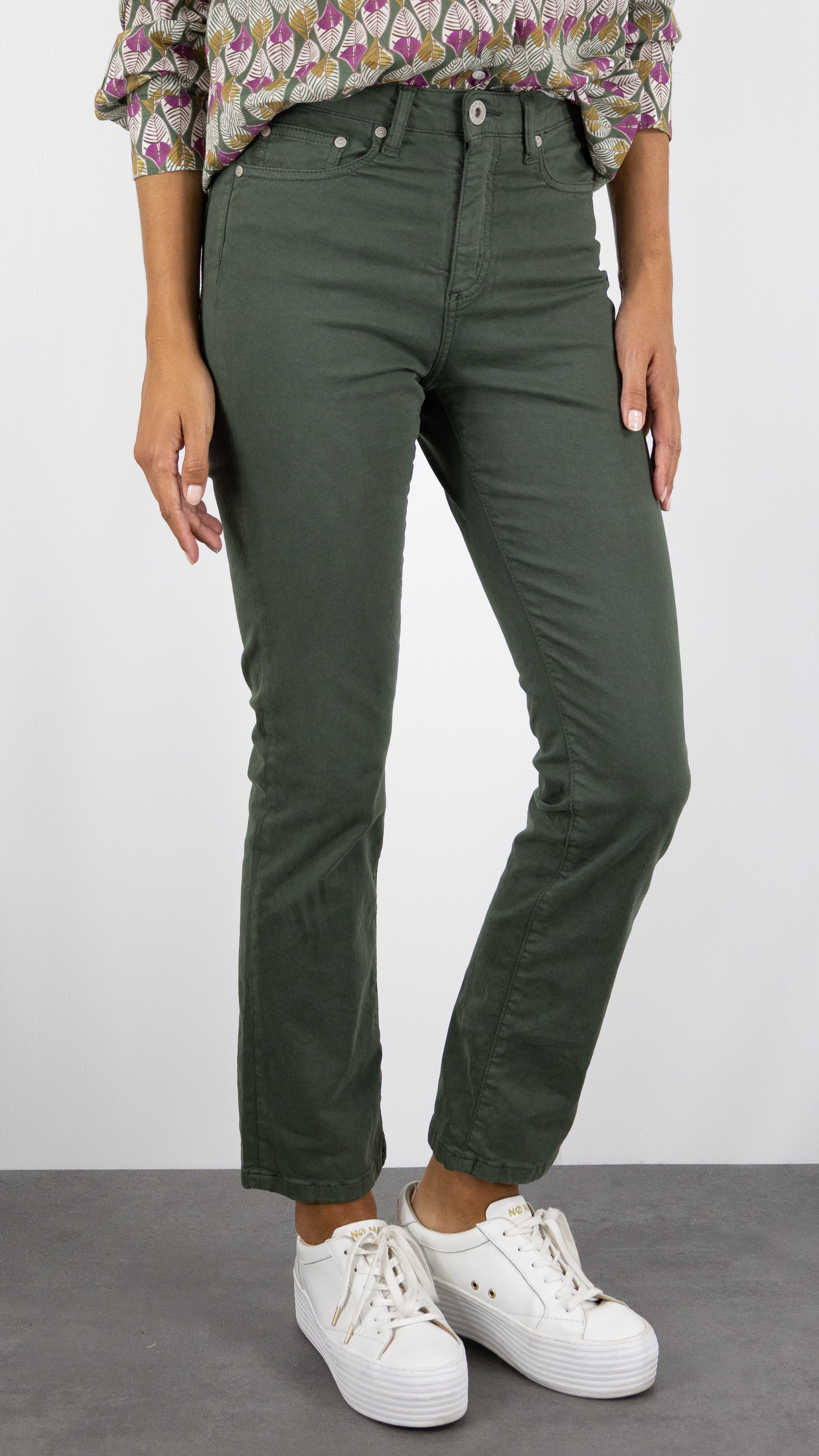 PANTALON DROIT TAILLE HAUTE ODETTE RECYCLED DENIM STUDIO#COLOR_EPINARD