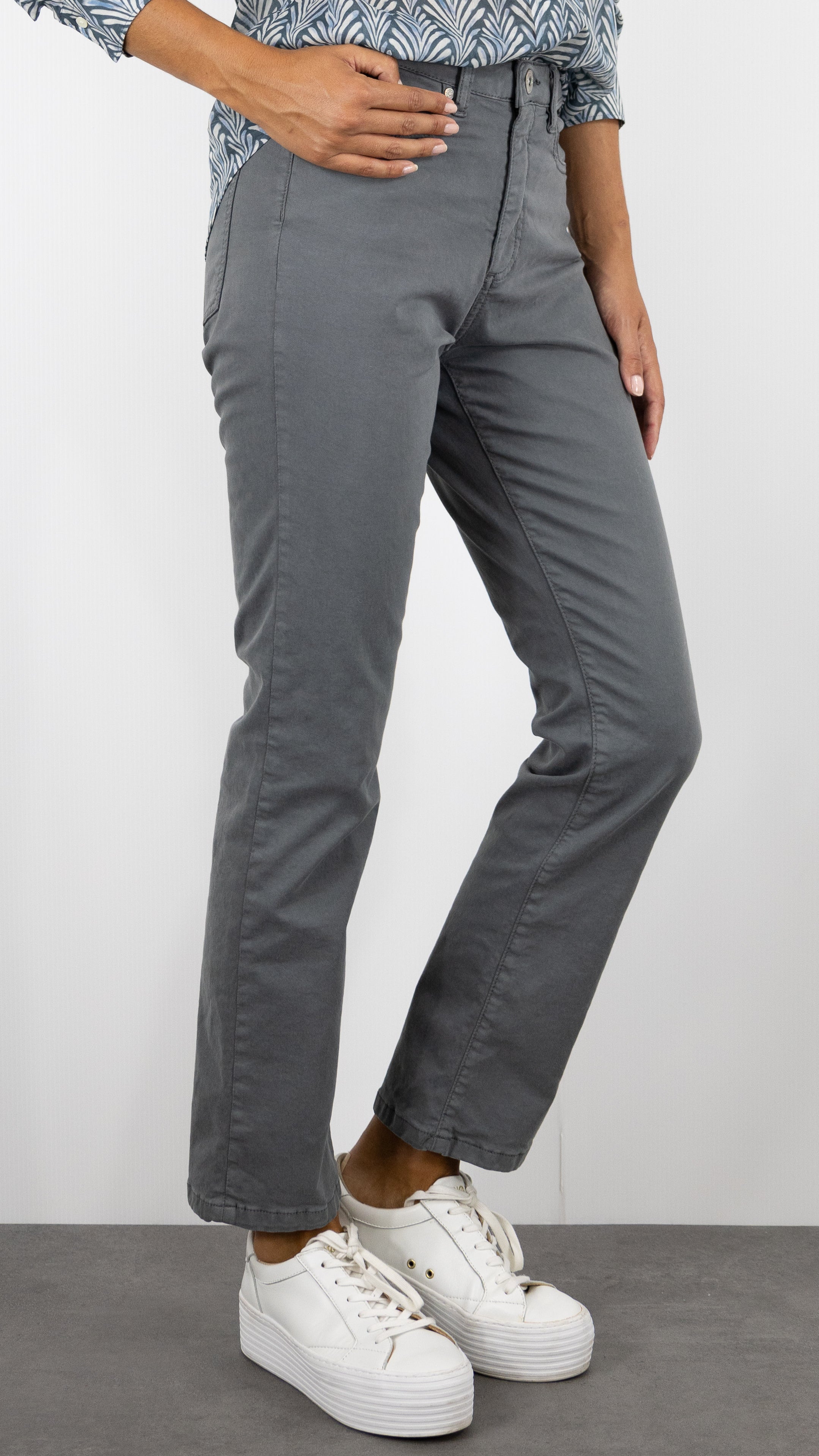 PANTALON DROIT TAILLE HAUTE ODETTE RECYCLED DENIM STUDIO#COLOR_GRAPHITE