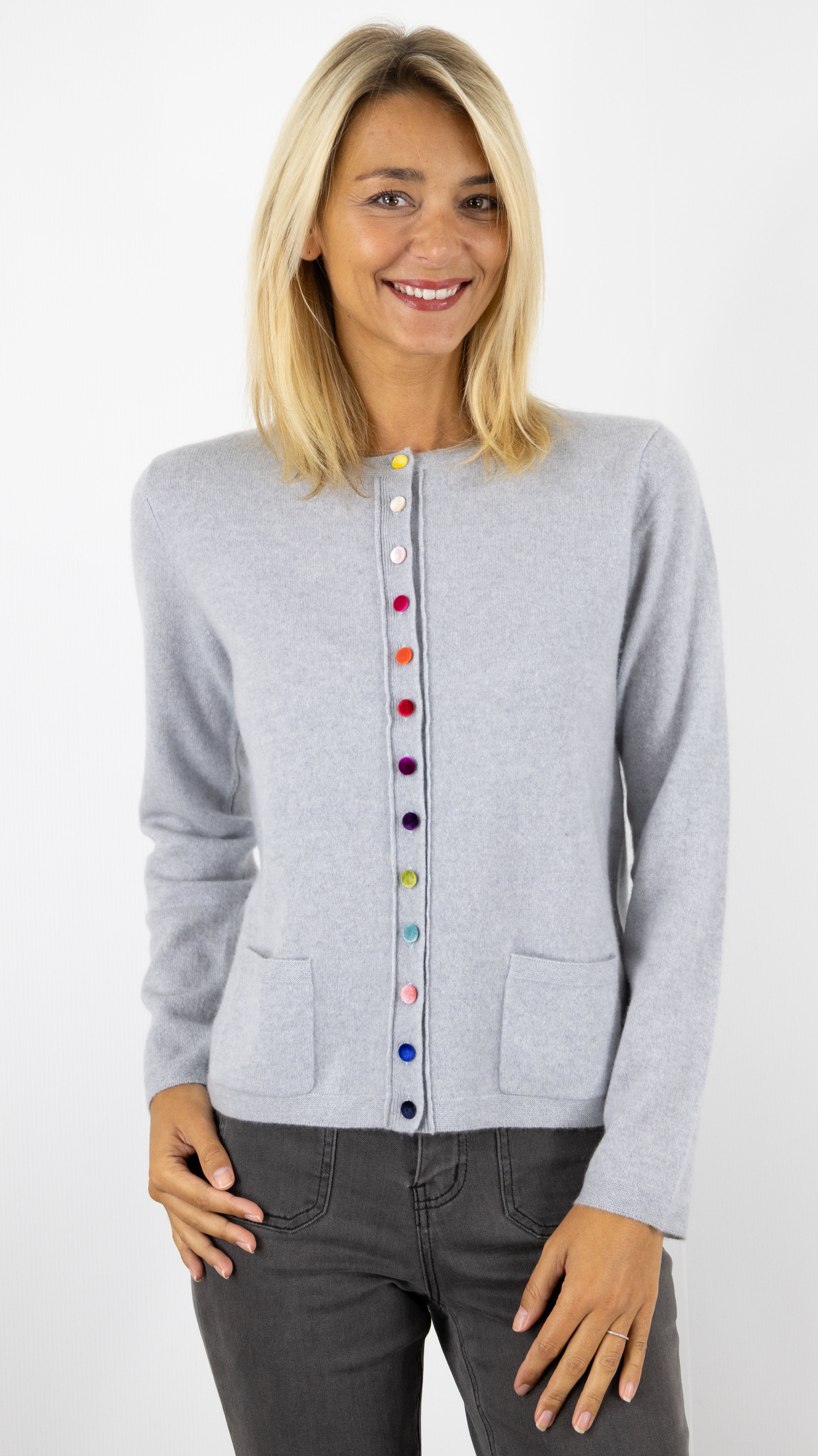 CARDIGAN EN CACHEMIRE AVEC BOUTONS EN VELOURS MULTICOLORES ESTHEME WES24A40H#COLOR_1236/FOG GRIS CLAIR